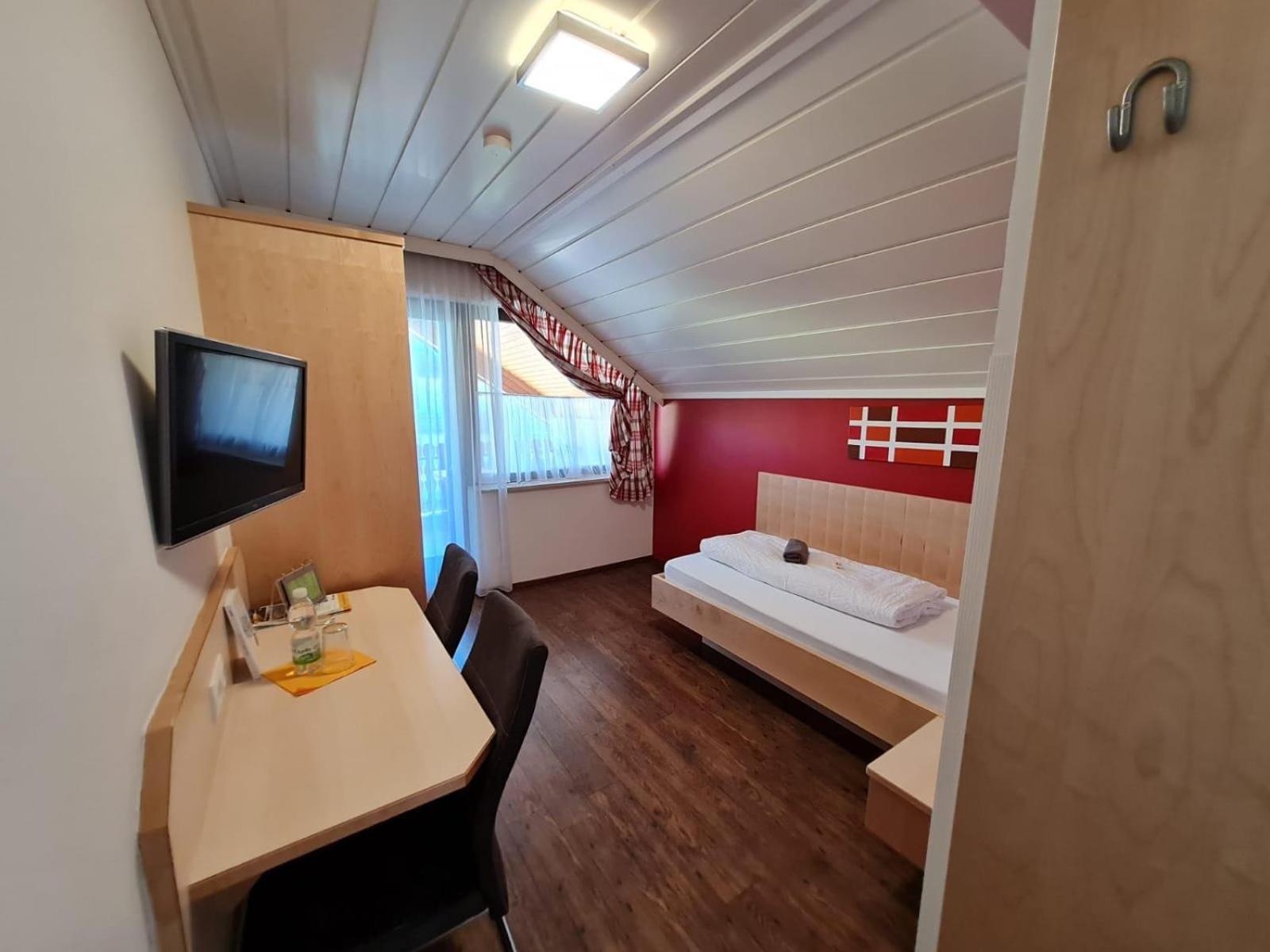 Twin Room with Balcony - Photo 3