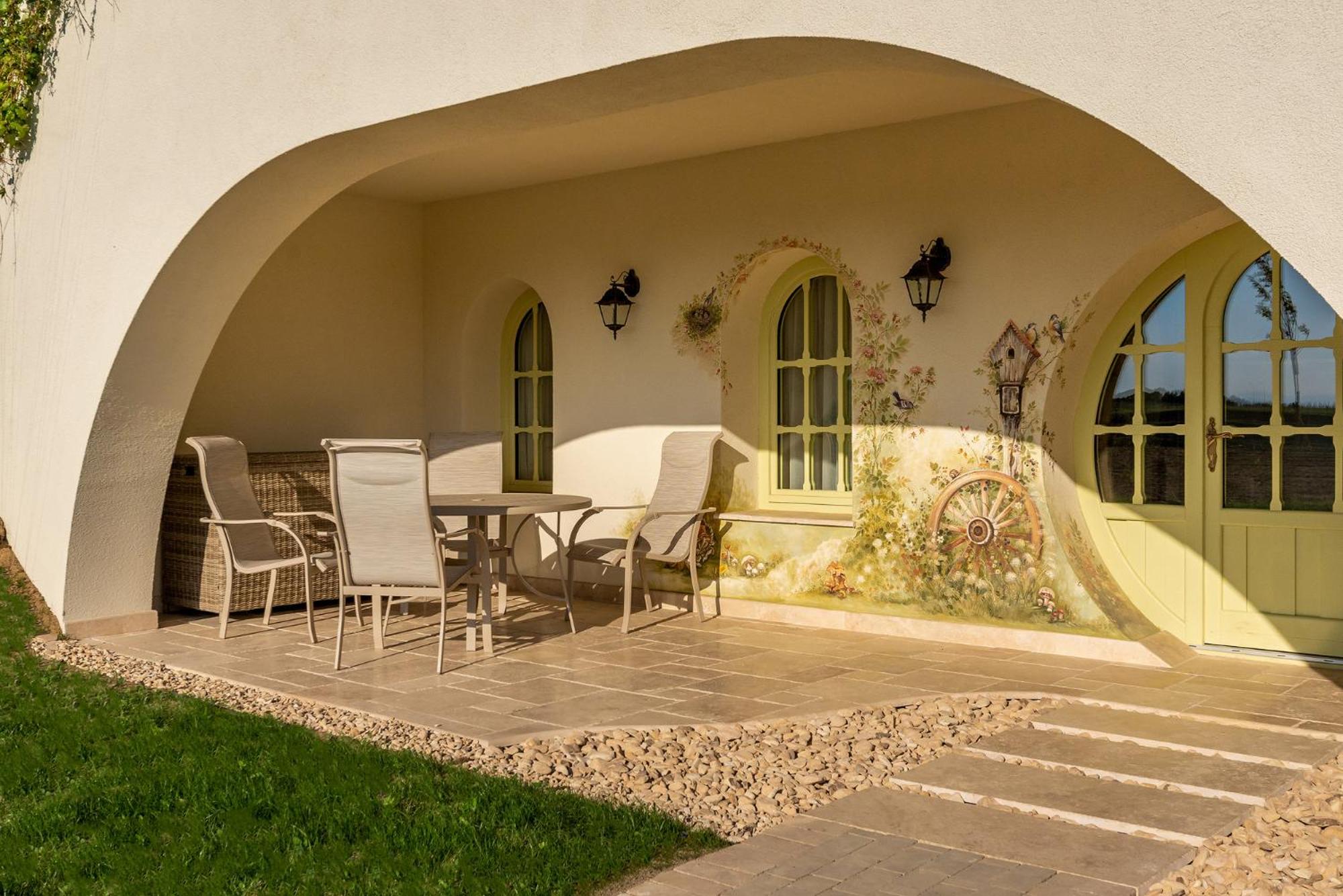 Deluxe Bungalow with Garden View - Photo 3