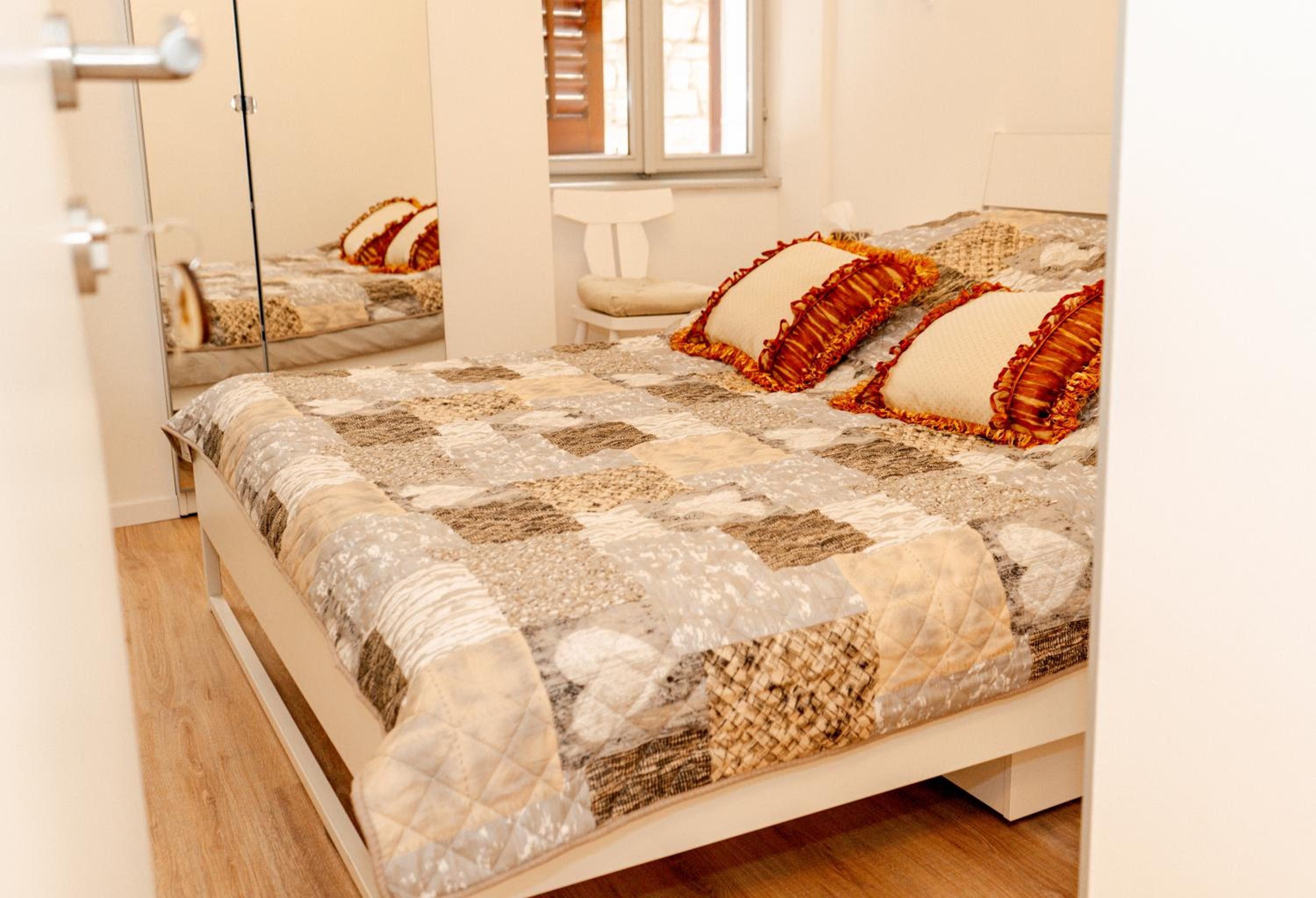 Small Double Room - Photo 5