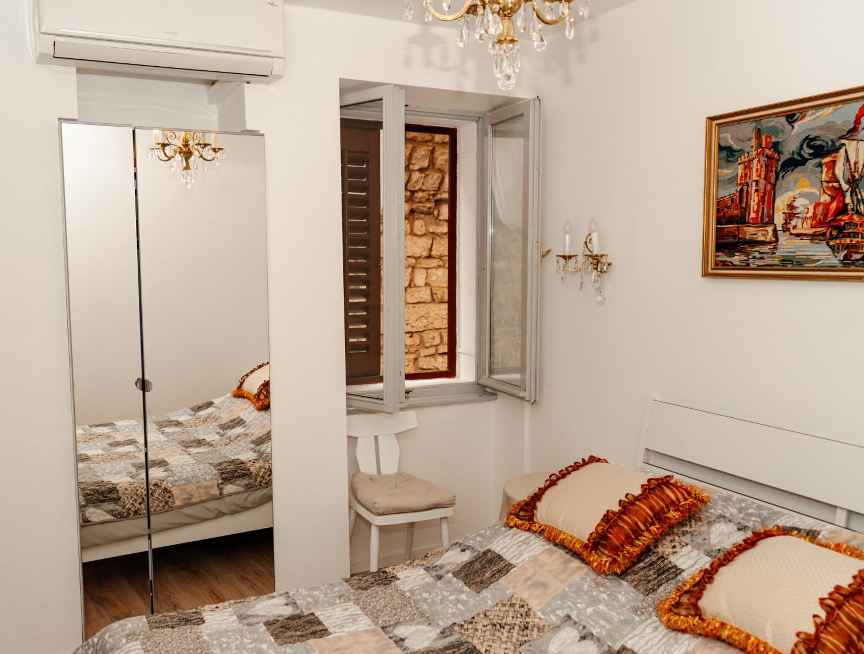 Small Double Room - Photo 6