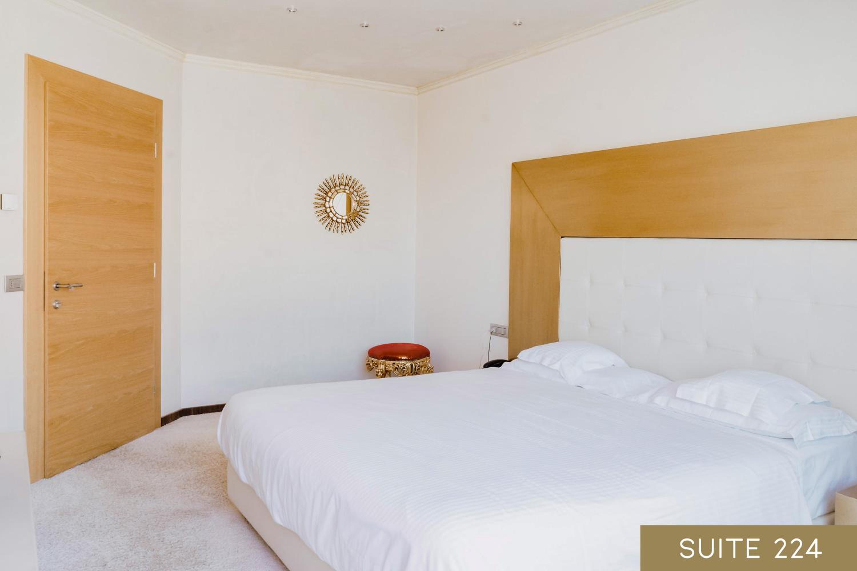 Suite with Mountain View - Photo 16