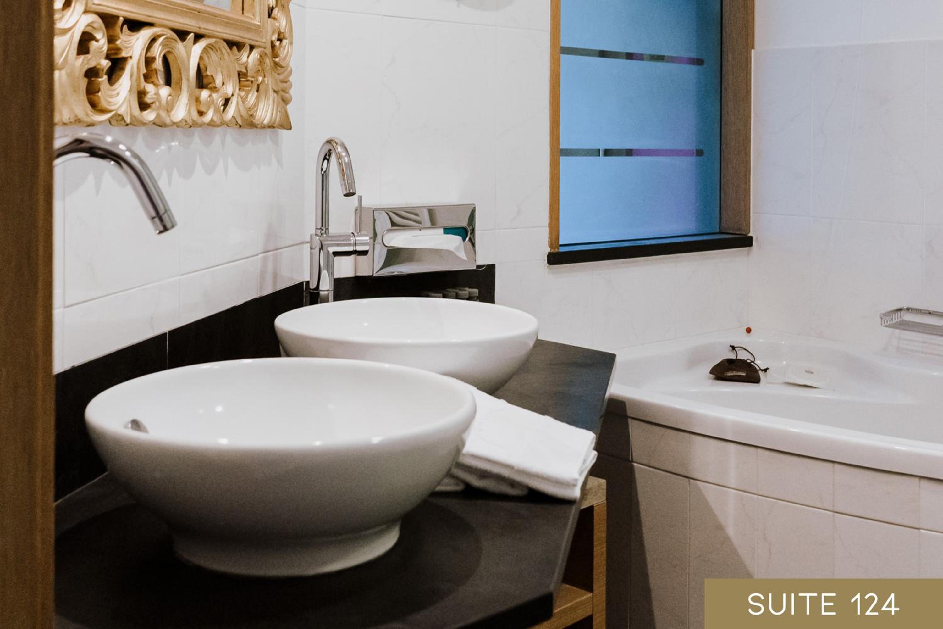 Suite with Mountain View - Photo 15