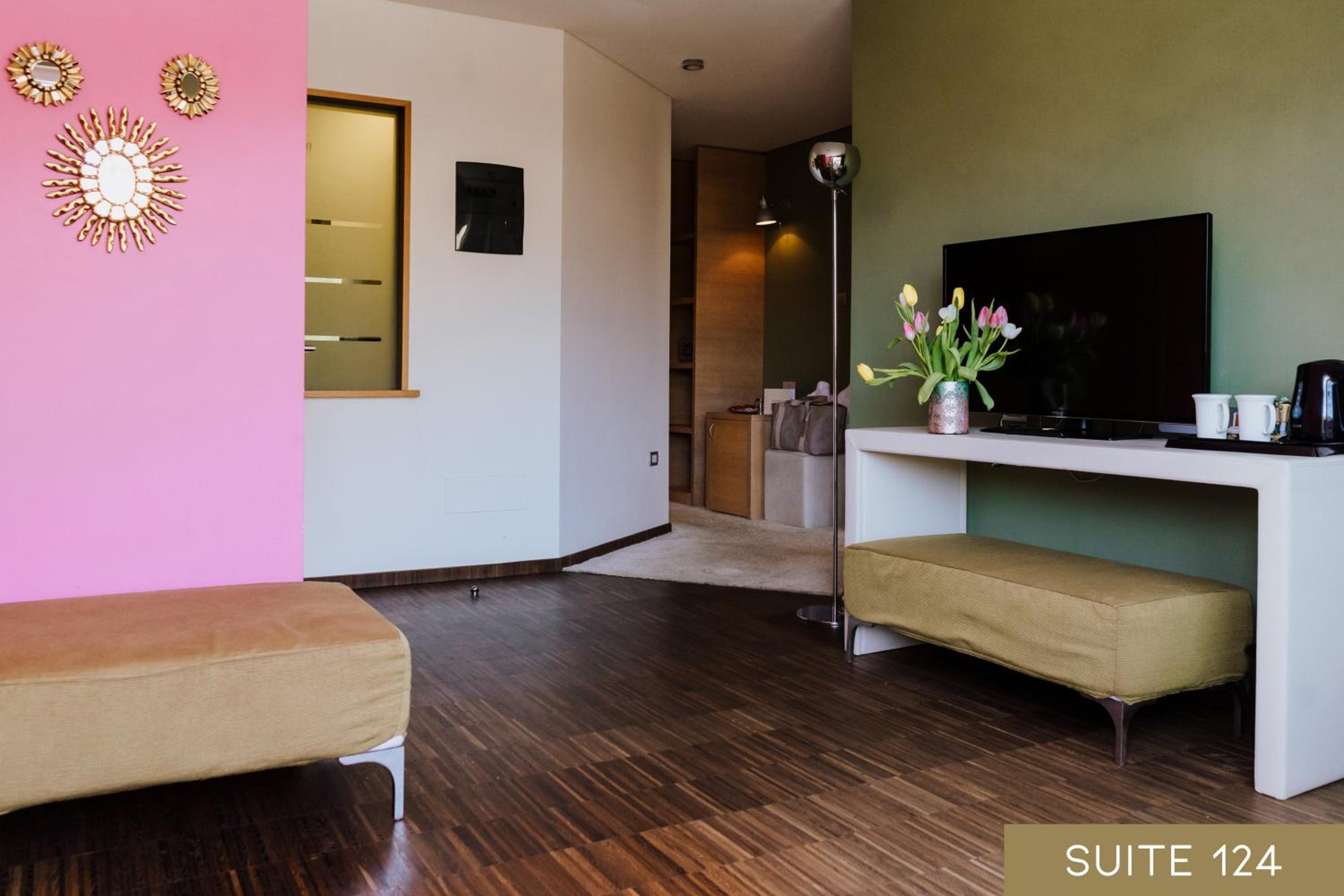 Suite with Mountain View - Photo 19
