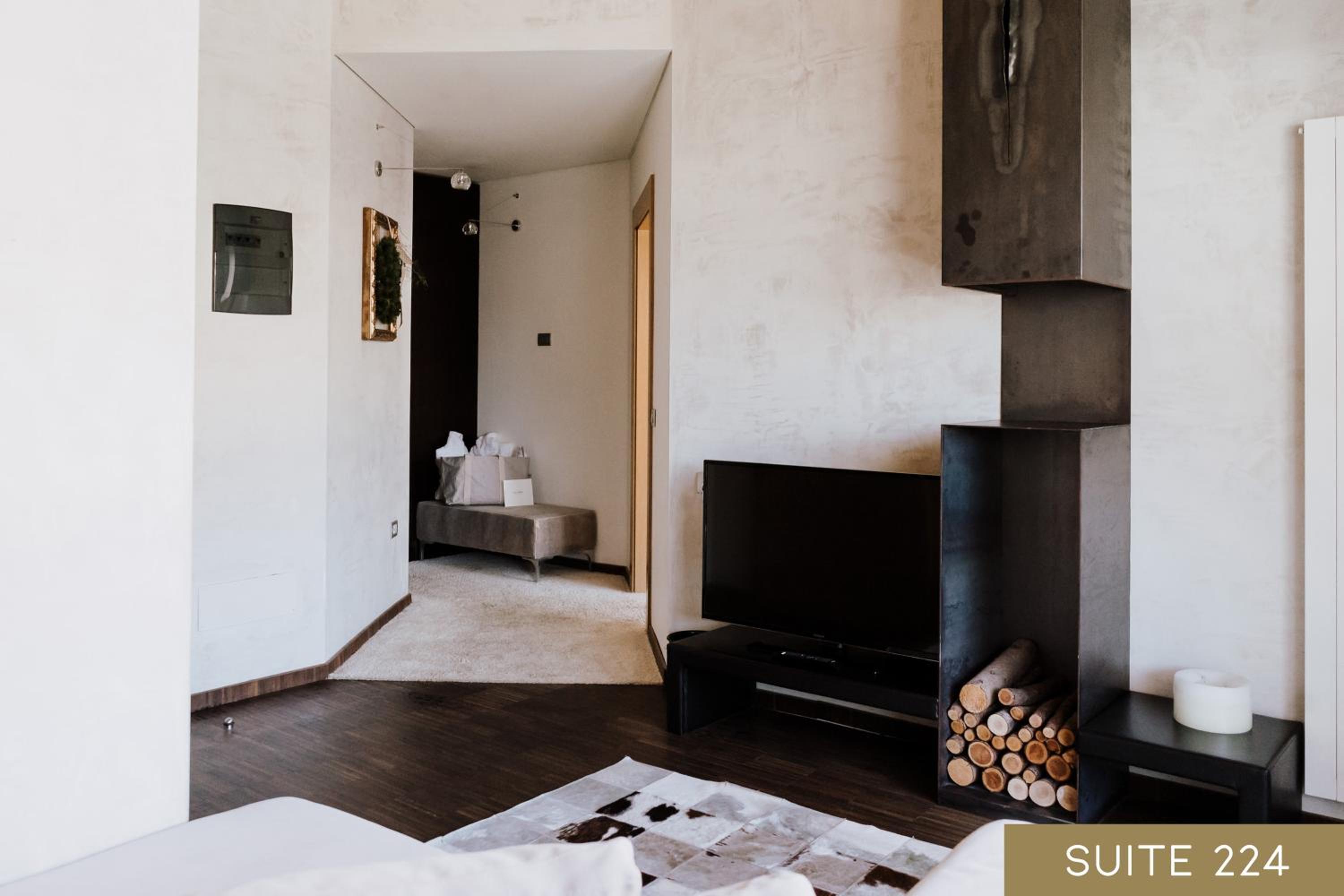 Suite with Mountain View - Photo 20