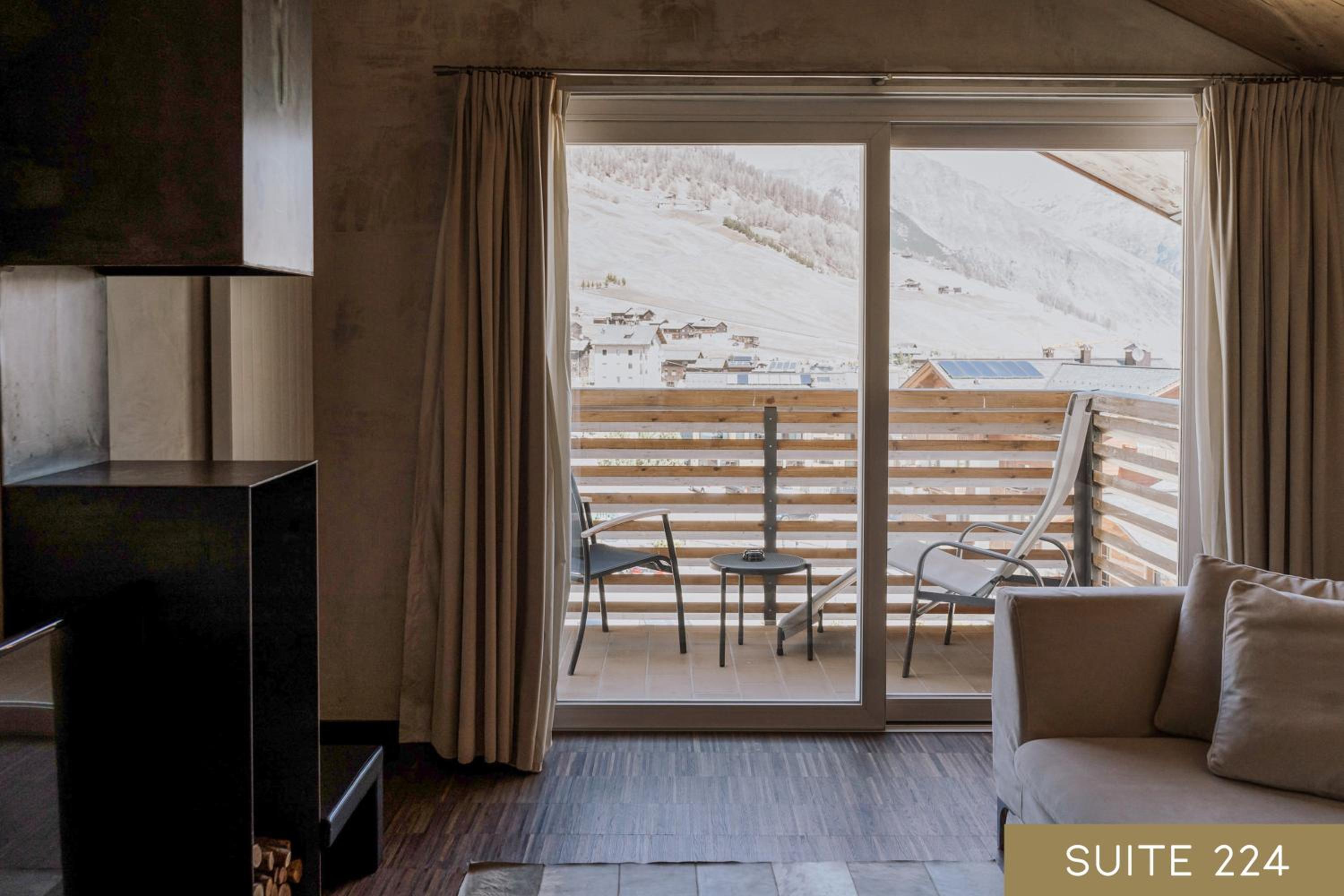 Suite with Mountain View - Photo 3