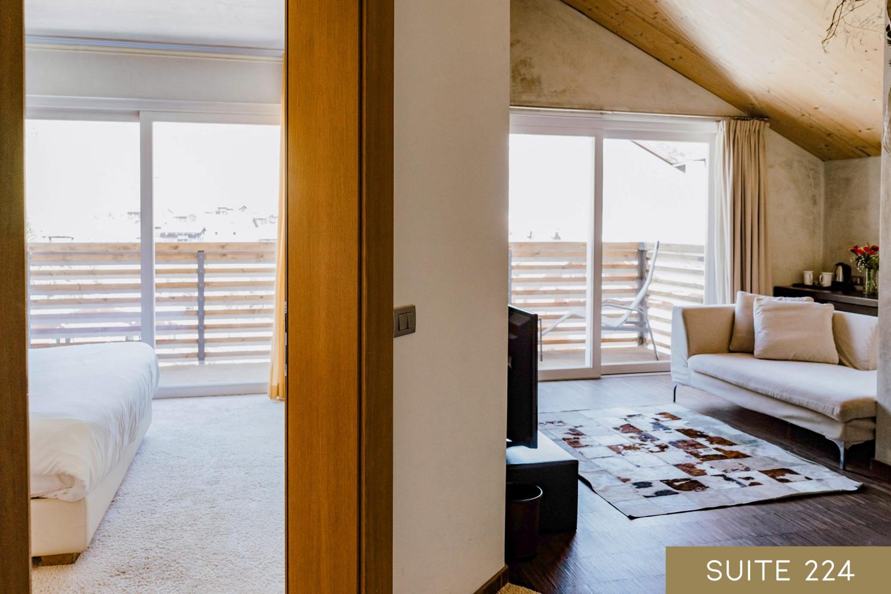 Suite with Mountain View - Photo 11