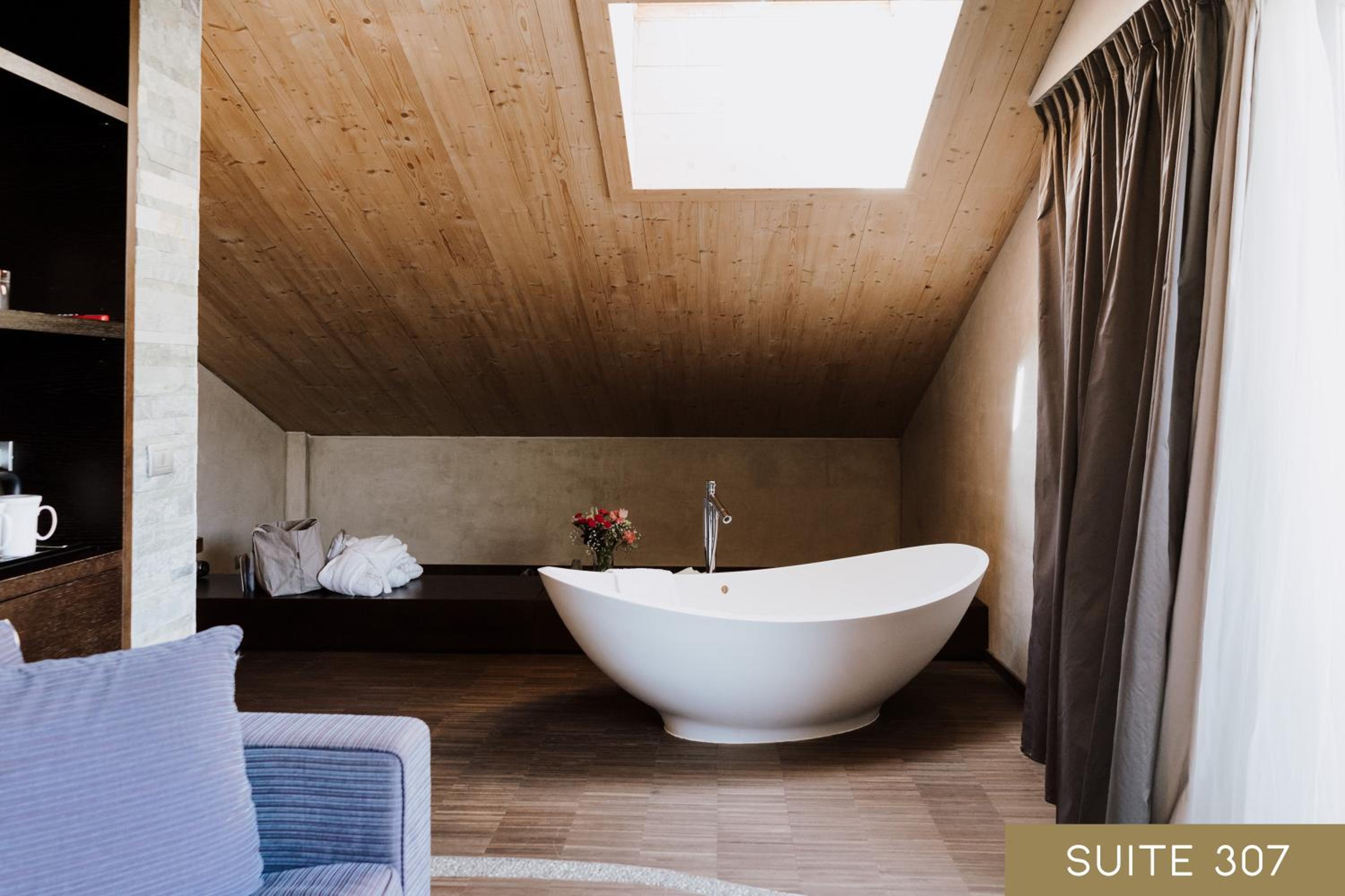 Suite with Mountain View - Photo 12