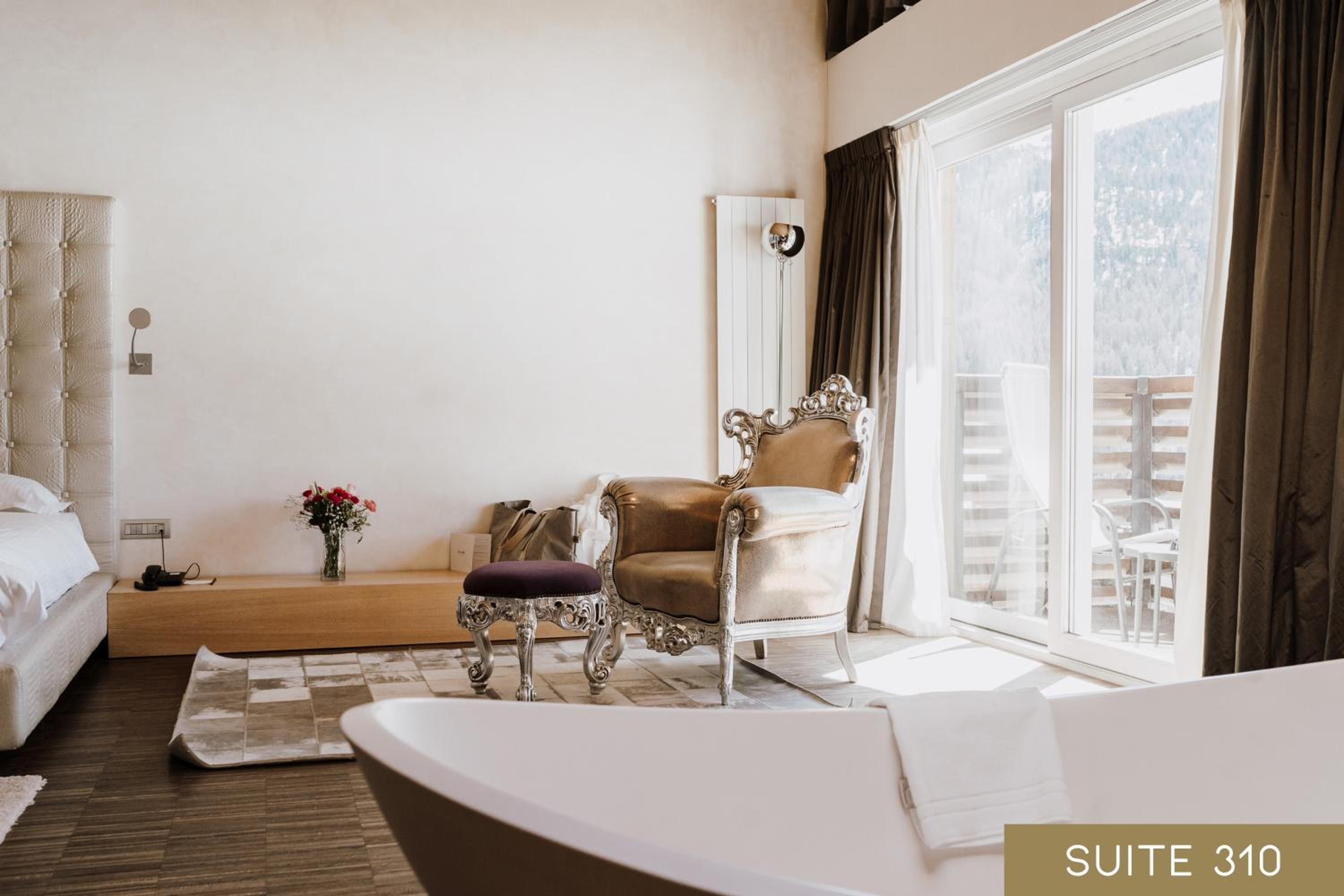 Suite with Mountain View - Photo 9