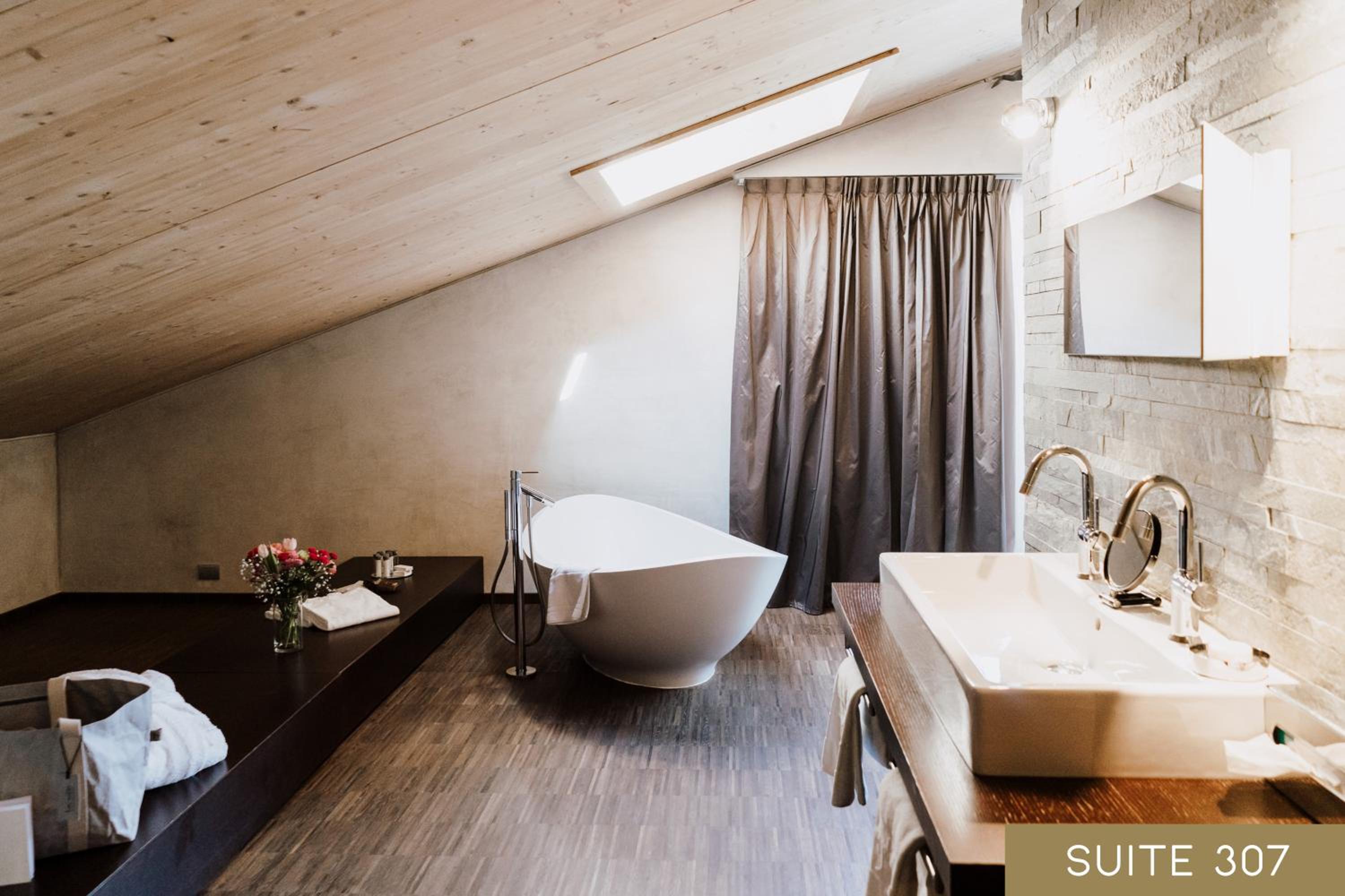 Suite with Mountain View - Photo 8