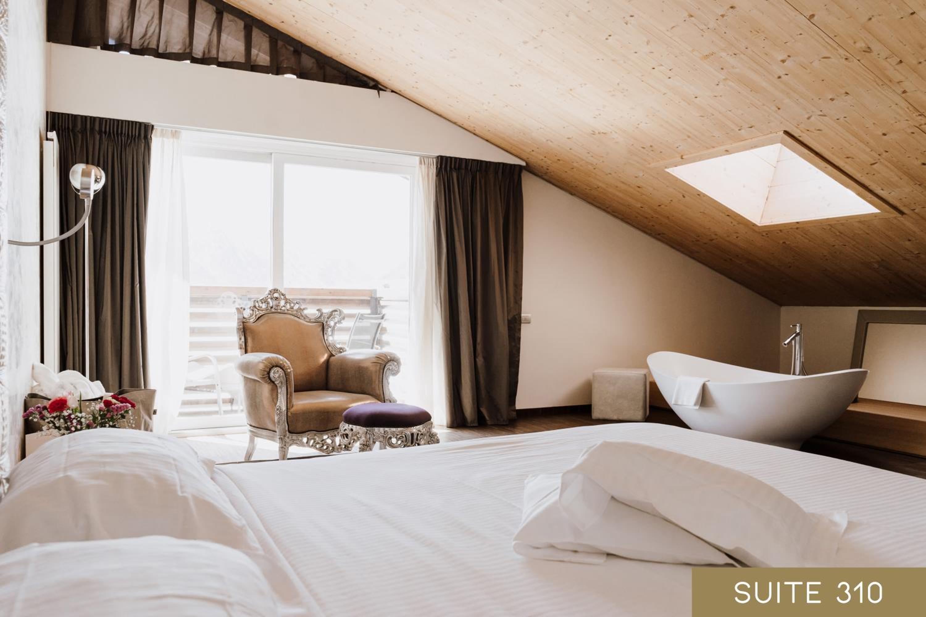 Suite with Mountain View - Photo 7