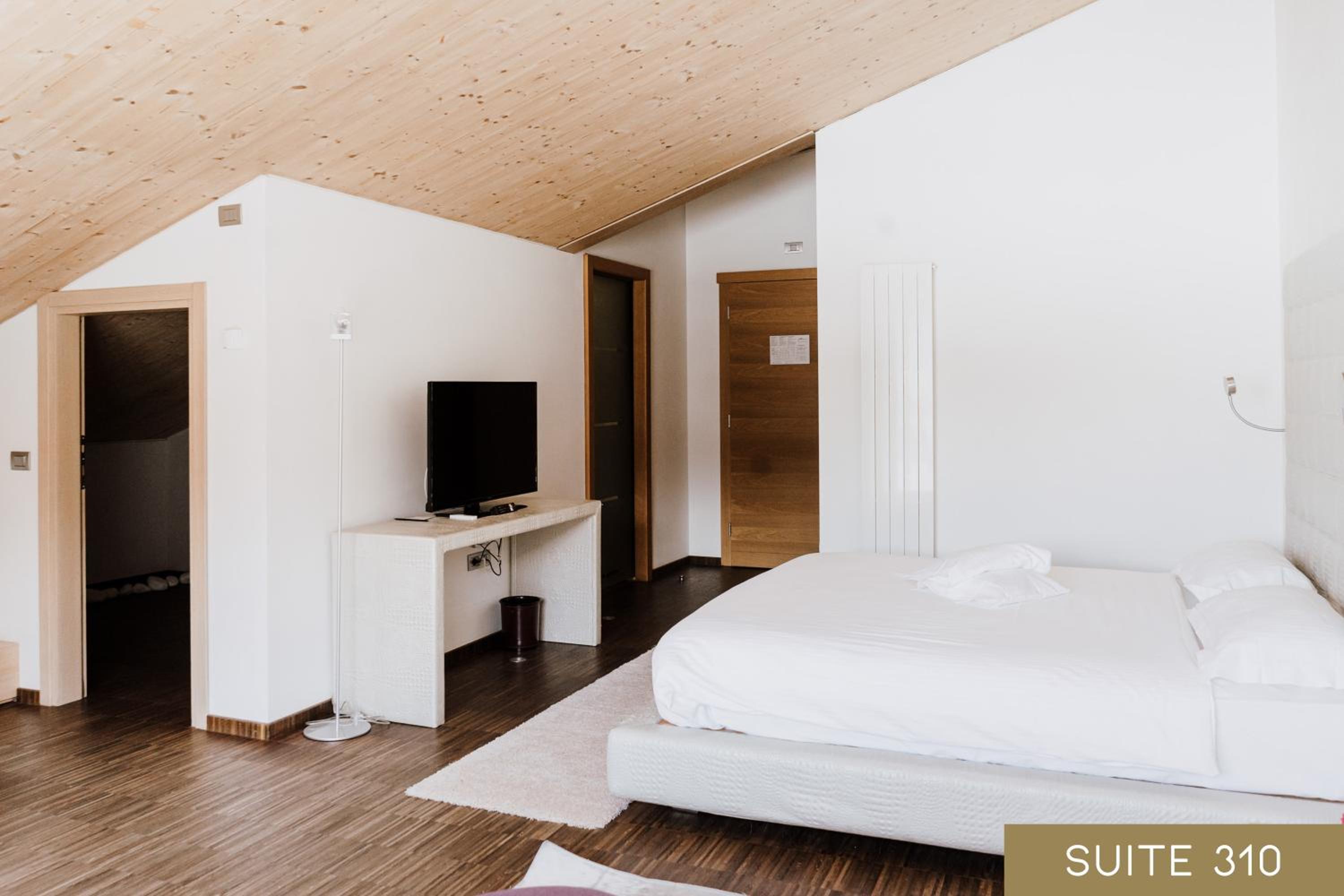 Suite with Mountain View - Photo 5