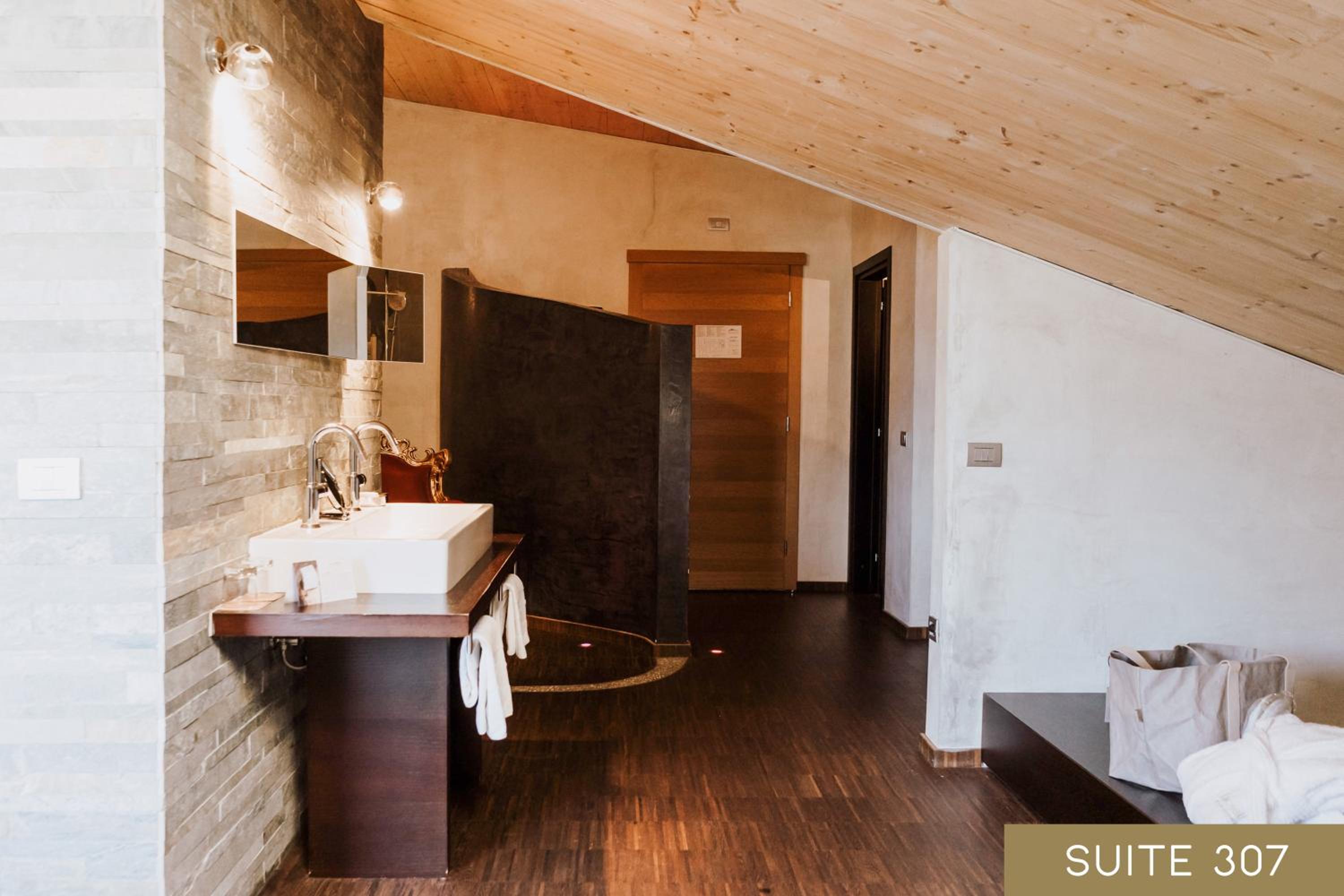 Suite with Mountain View - Photo 6