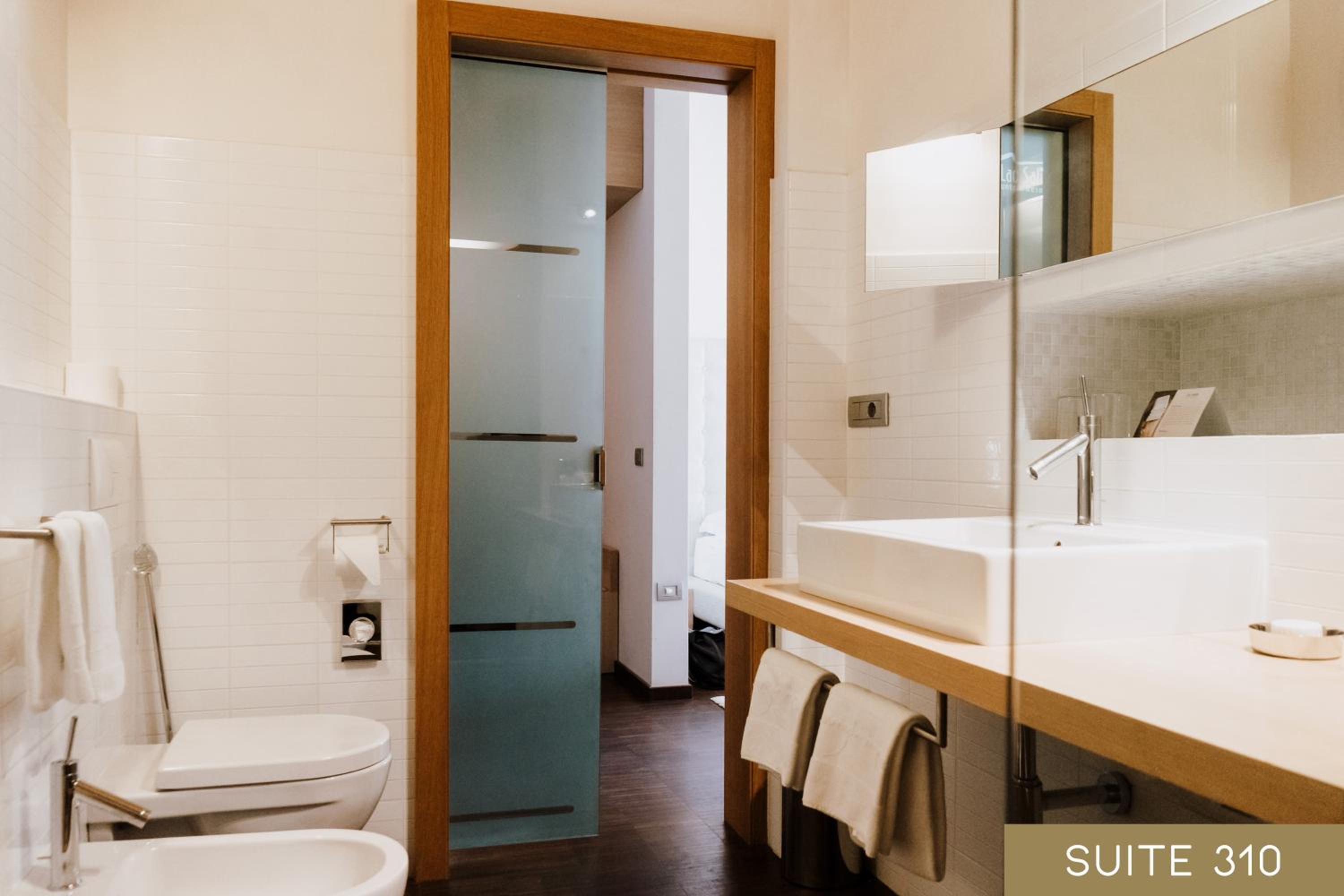 Suite with Mountain View - Photo 17