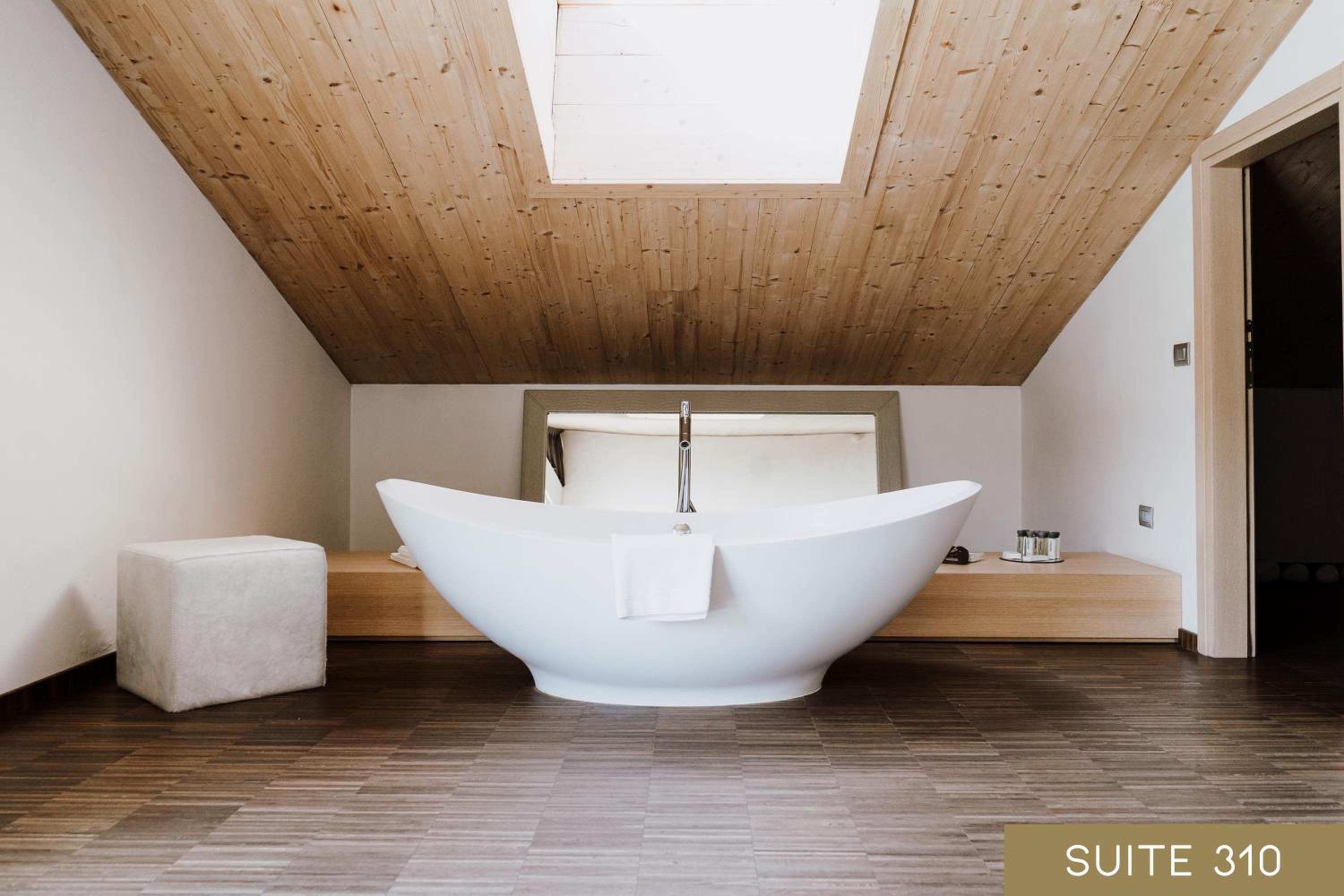 Suite with Mountain View - Photo 13