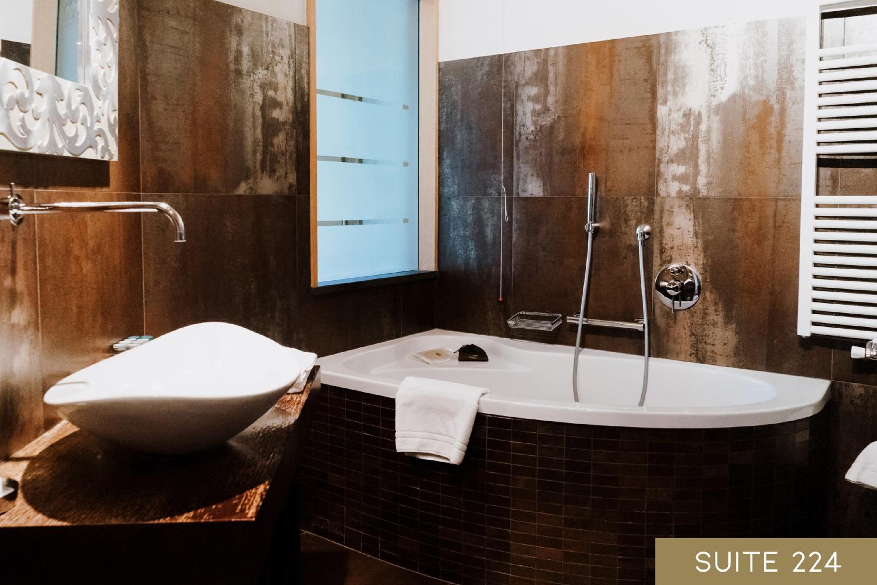 Suite with Mountain View - Photo 14