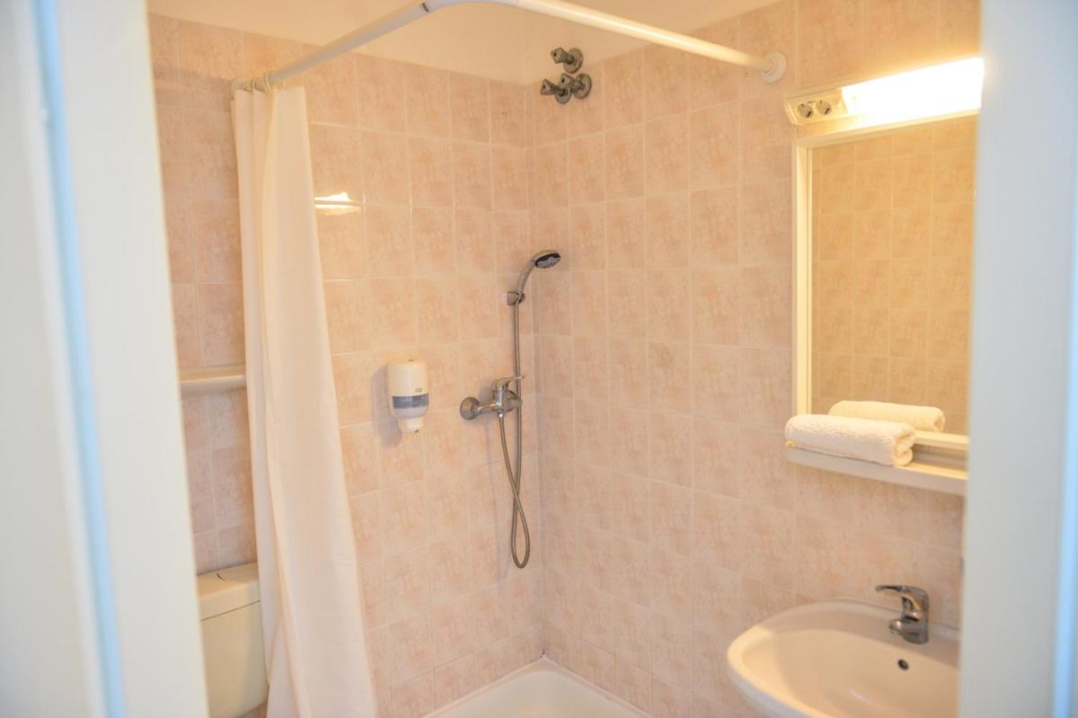 Queen Room with Balcony - Photo 16