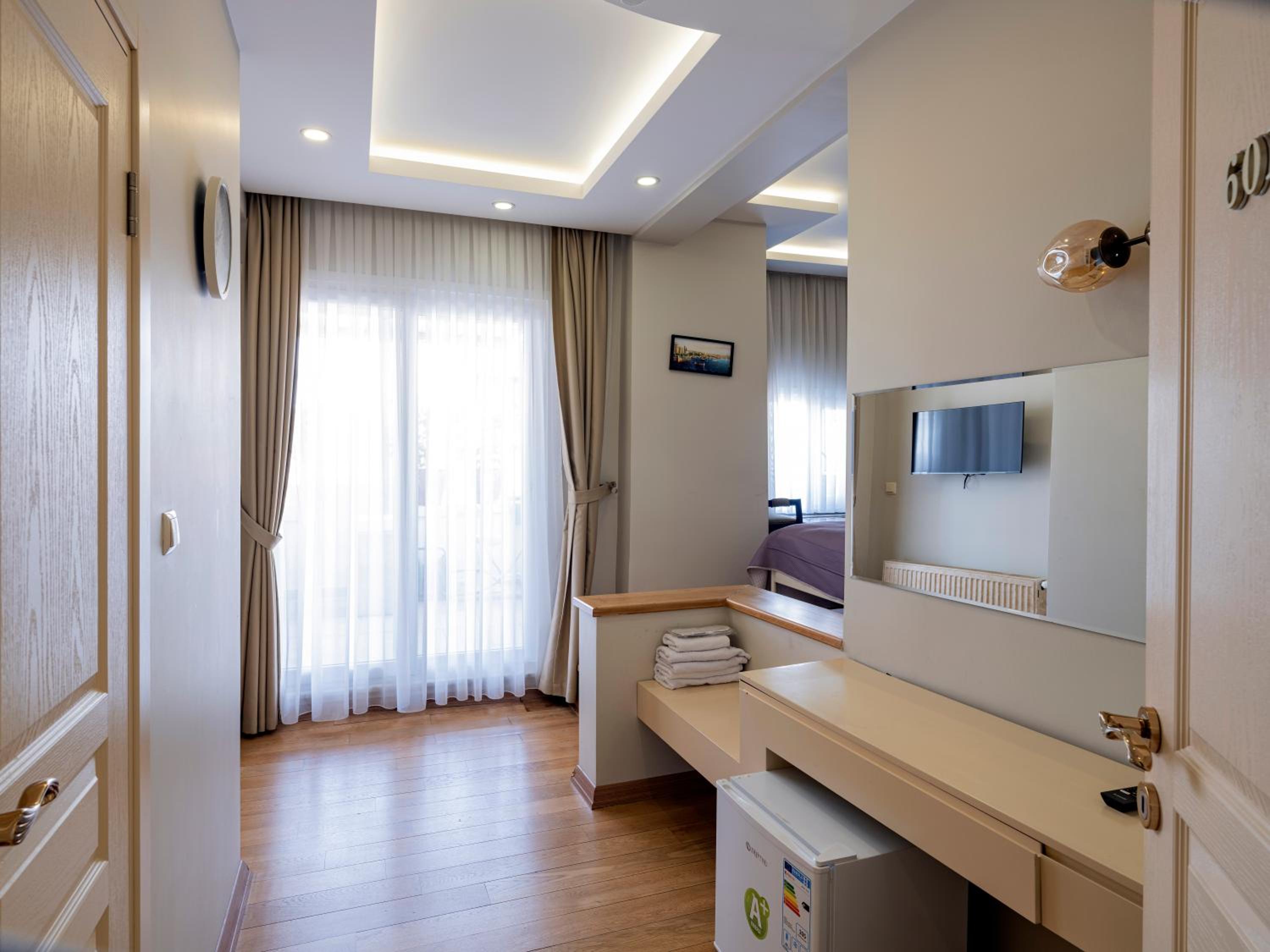 Deluxe Double Room with Balcony photo 1
