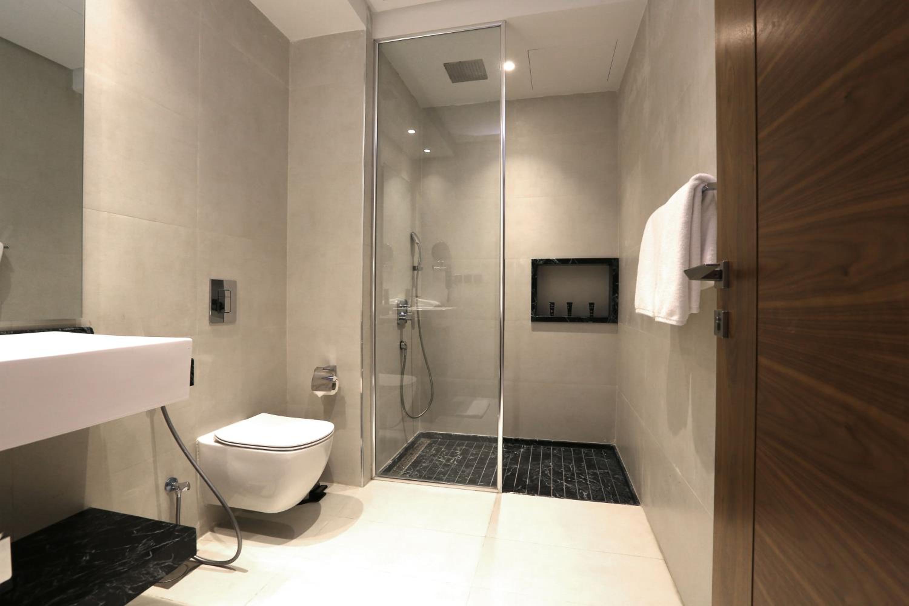 Deluxe King Room City View - Photo 4