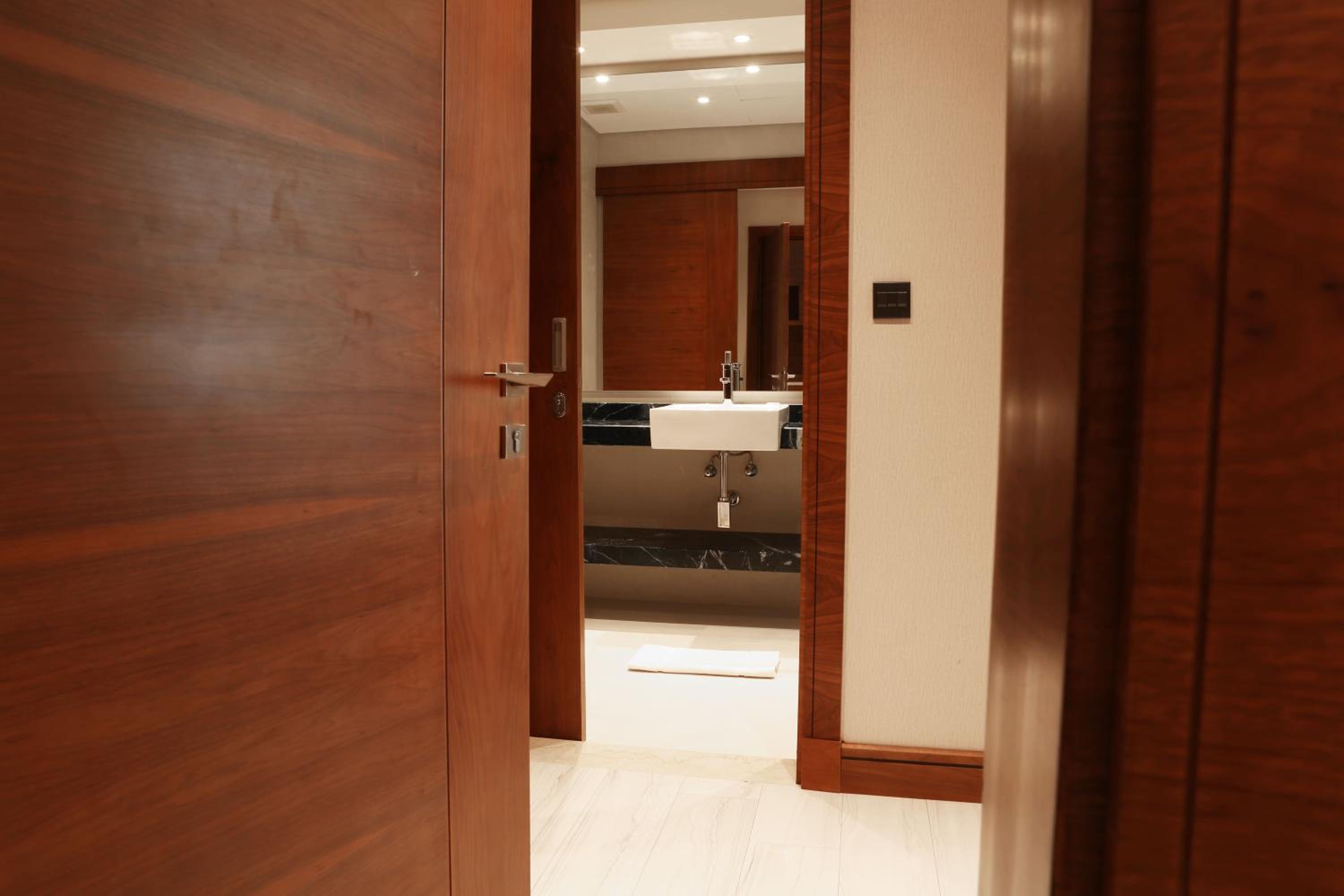 Deluxe King Room City View - Photo 2