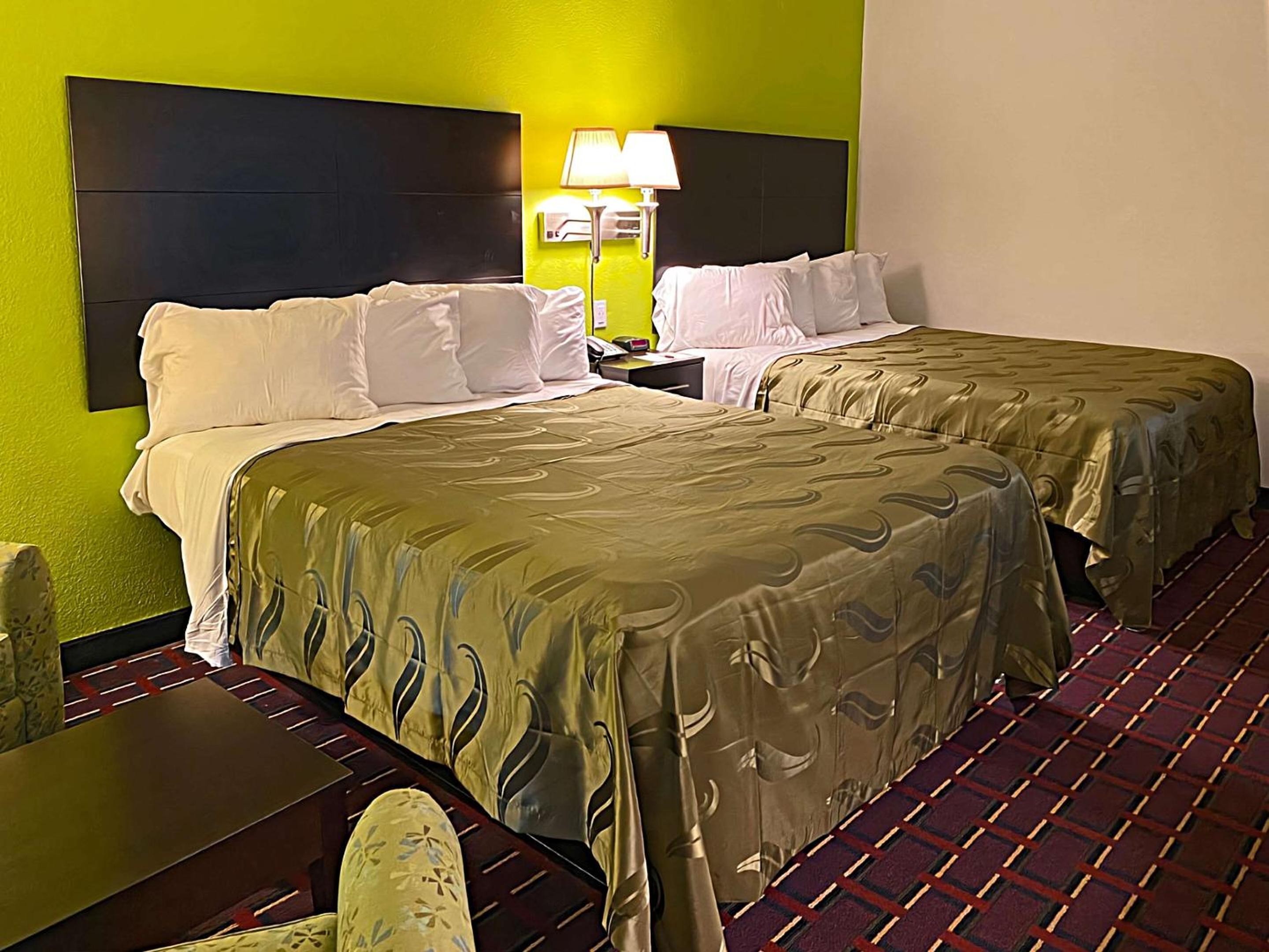 Queen Room with Two Queen Beds - Smoking - Photo 2