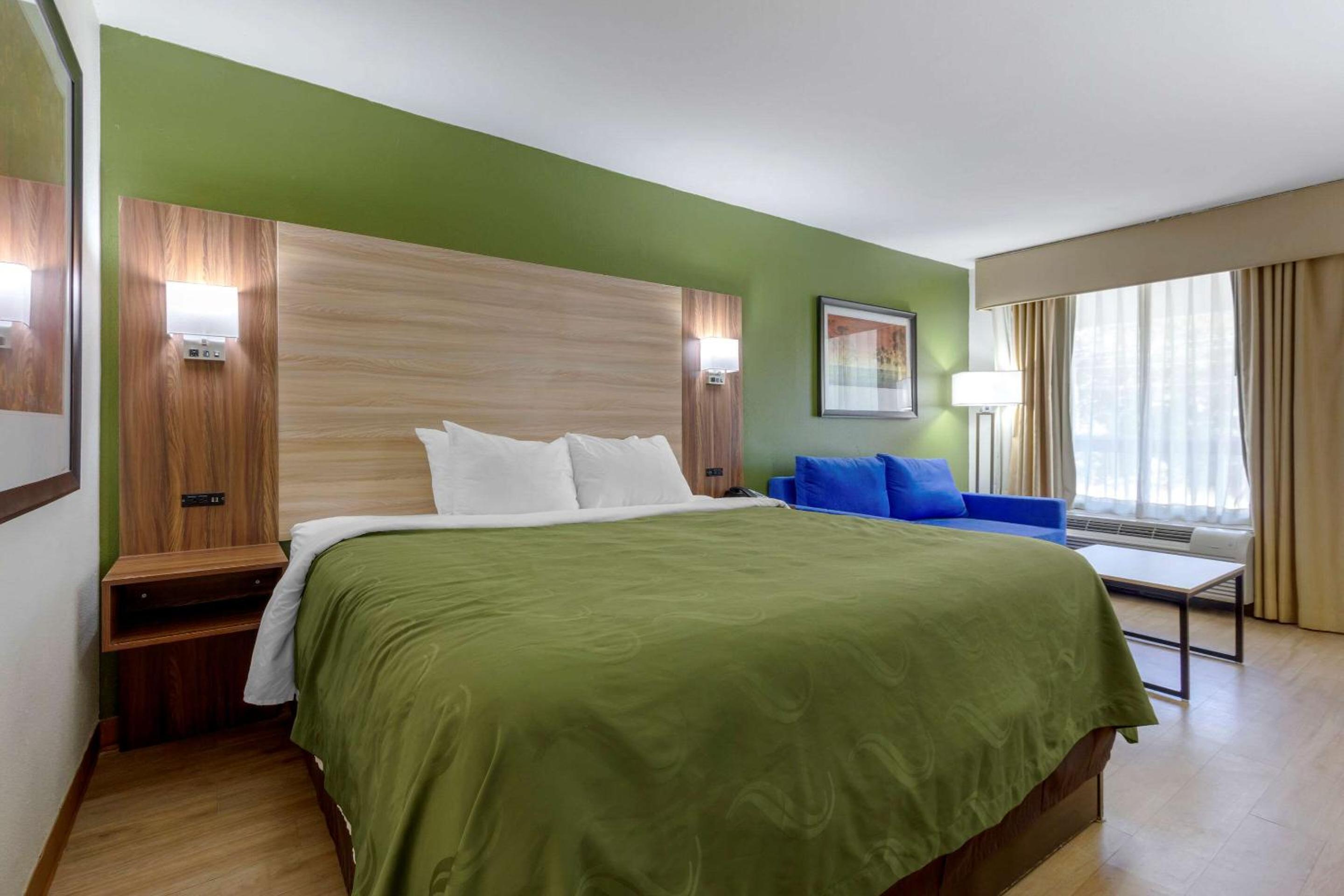 Standard King Room with Sofa Bed - Non-Smoking - Photo 2