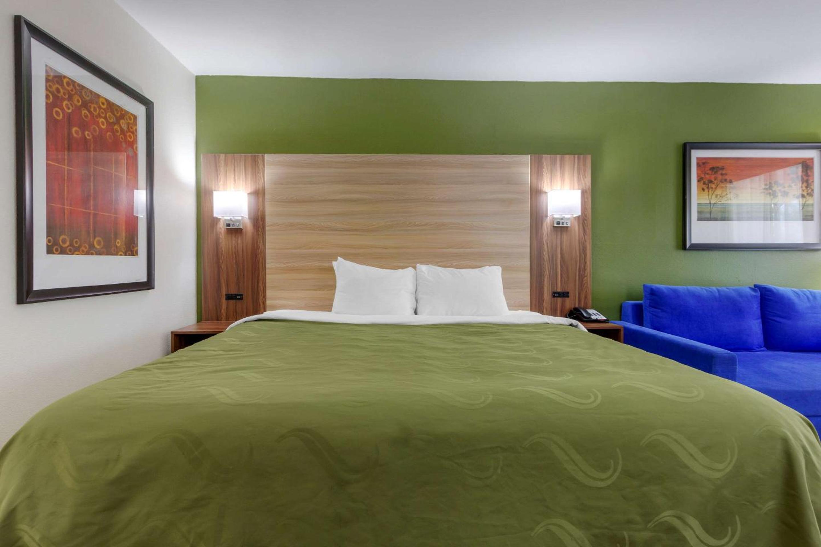 Standard King Room with Sofa Bed - Non-Smoking - Photo 4