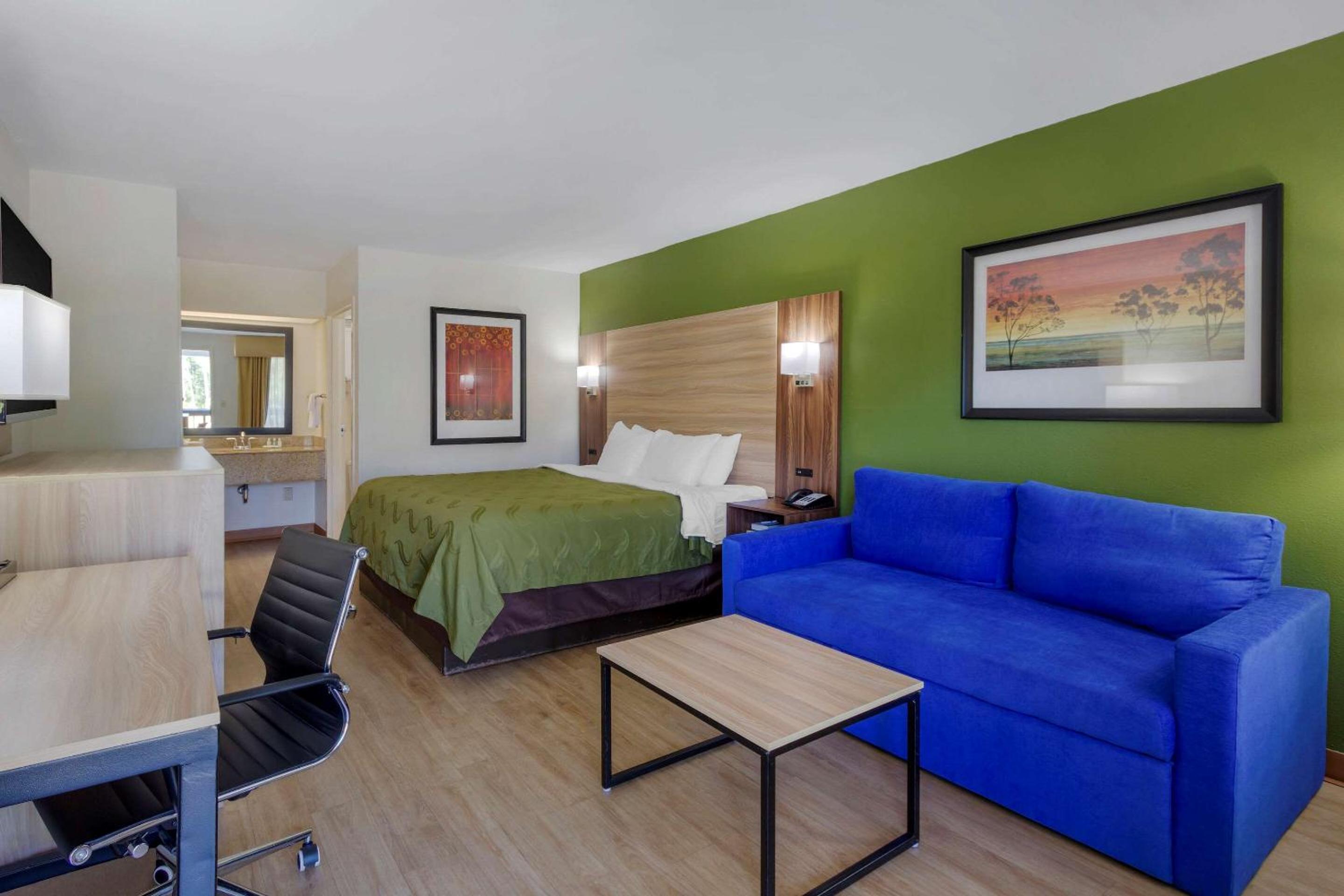 Standard King Room with Sofa Bed - Non-Smoking - Photo 5