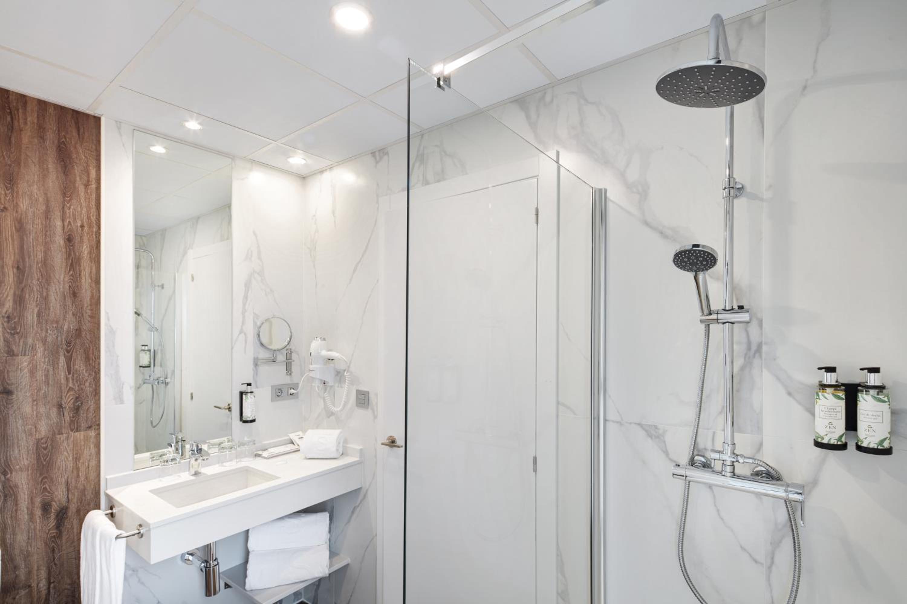Standard Twin Room - Photo 4