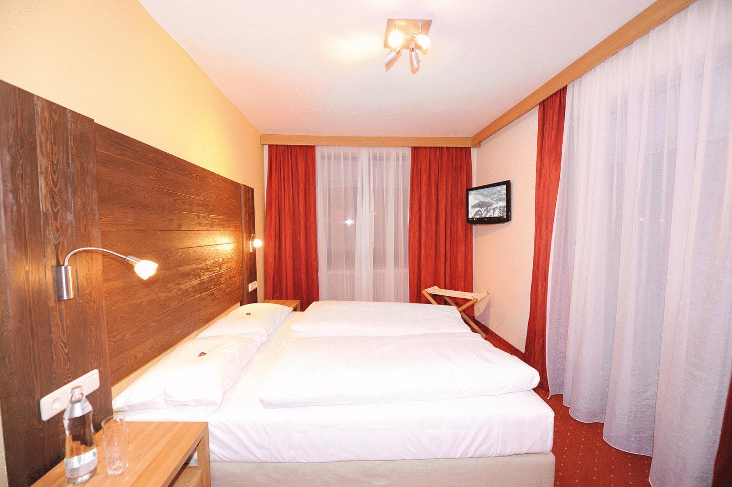 Double Room with Balcony - Photo 7