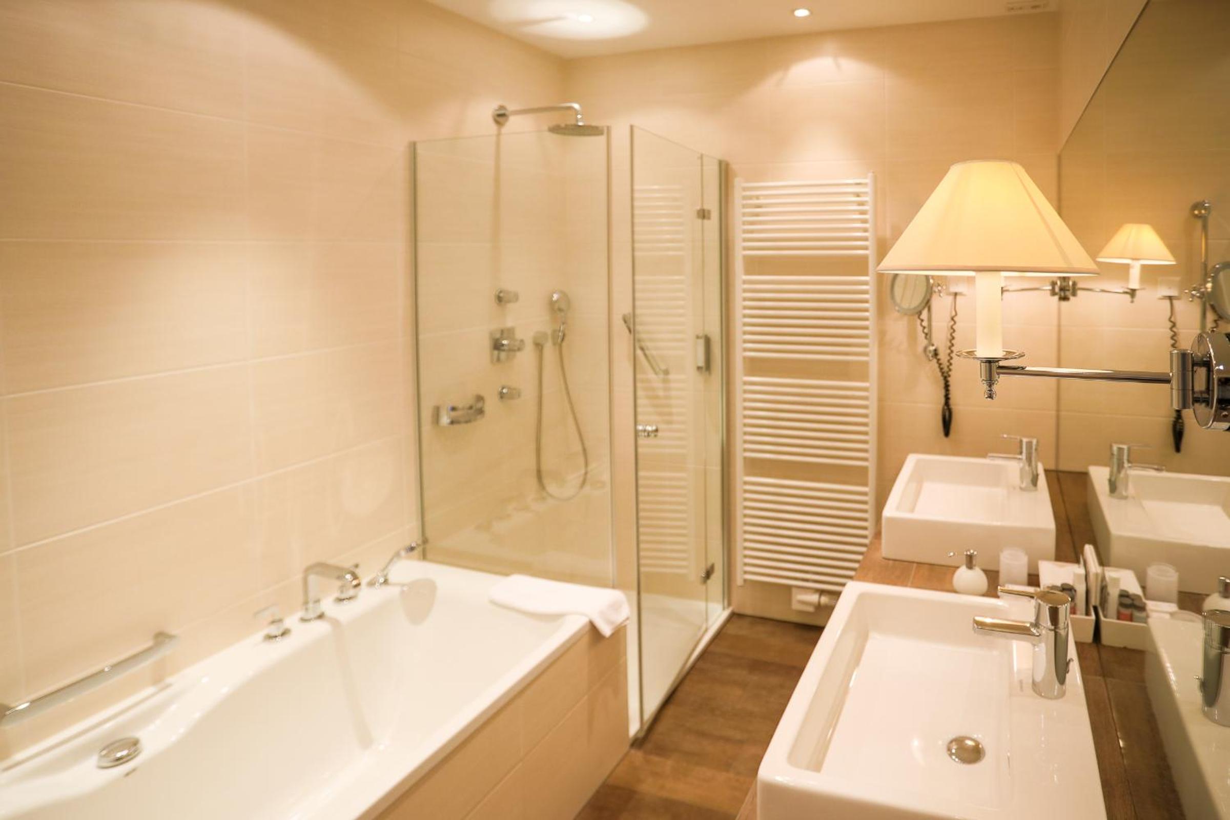 Suite with Balcony - Photo 6