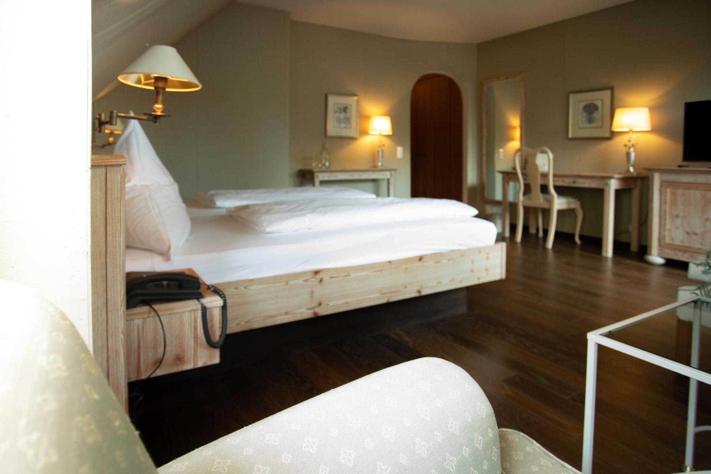 Junior Suite with Balcony - Photo 3