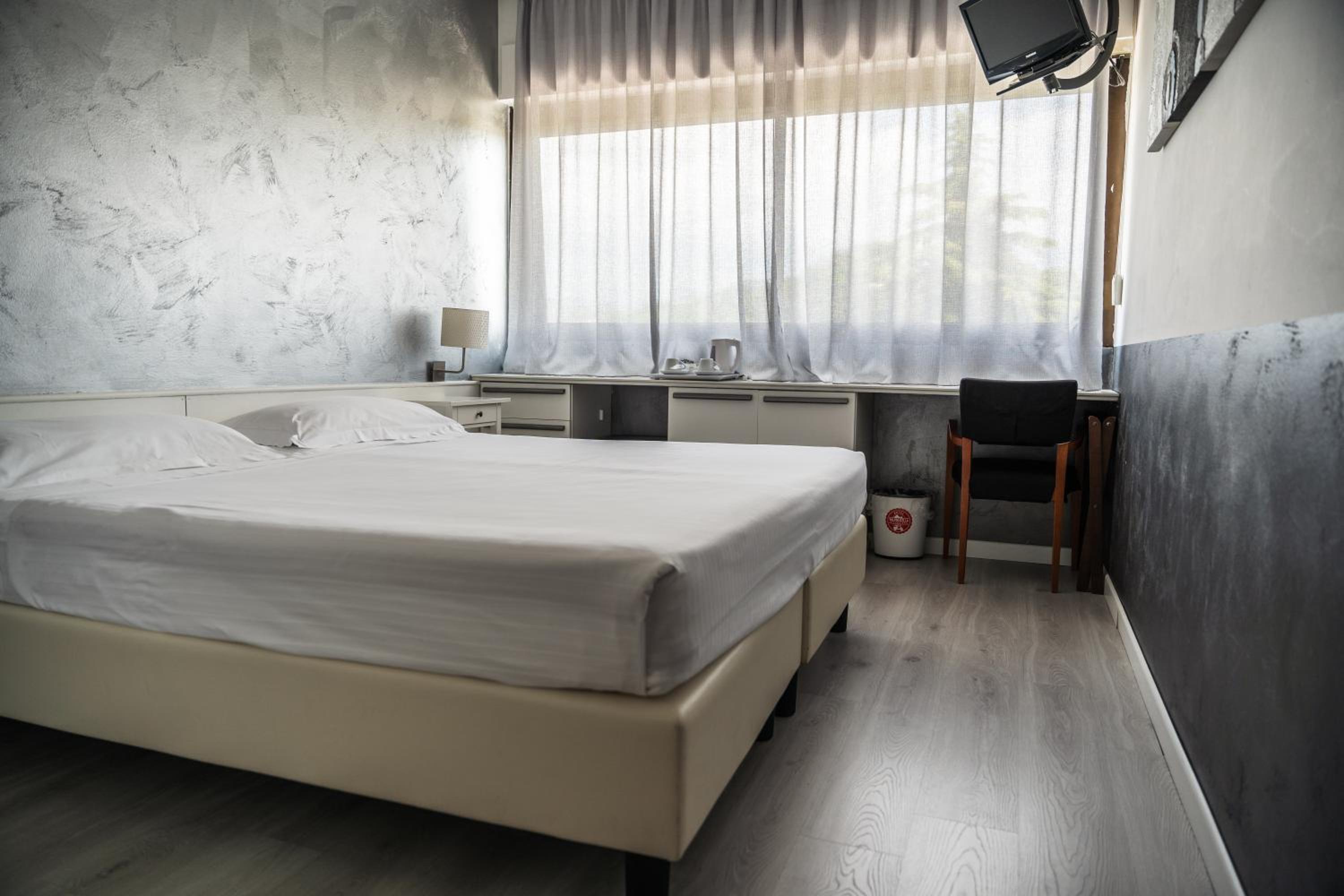Superior Double Room thumbnail 5