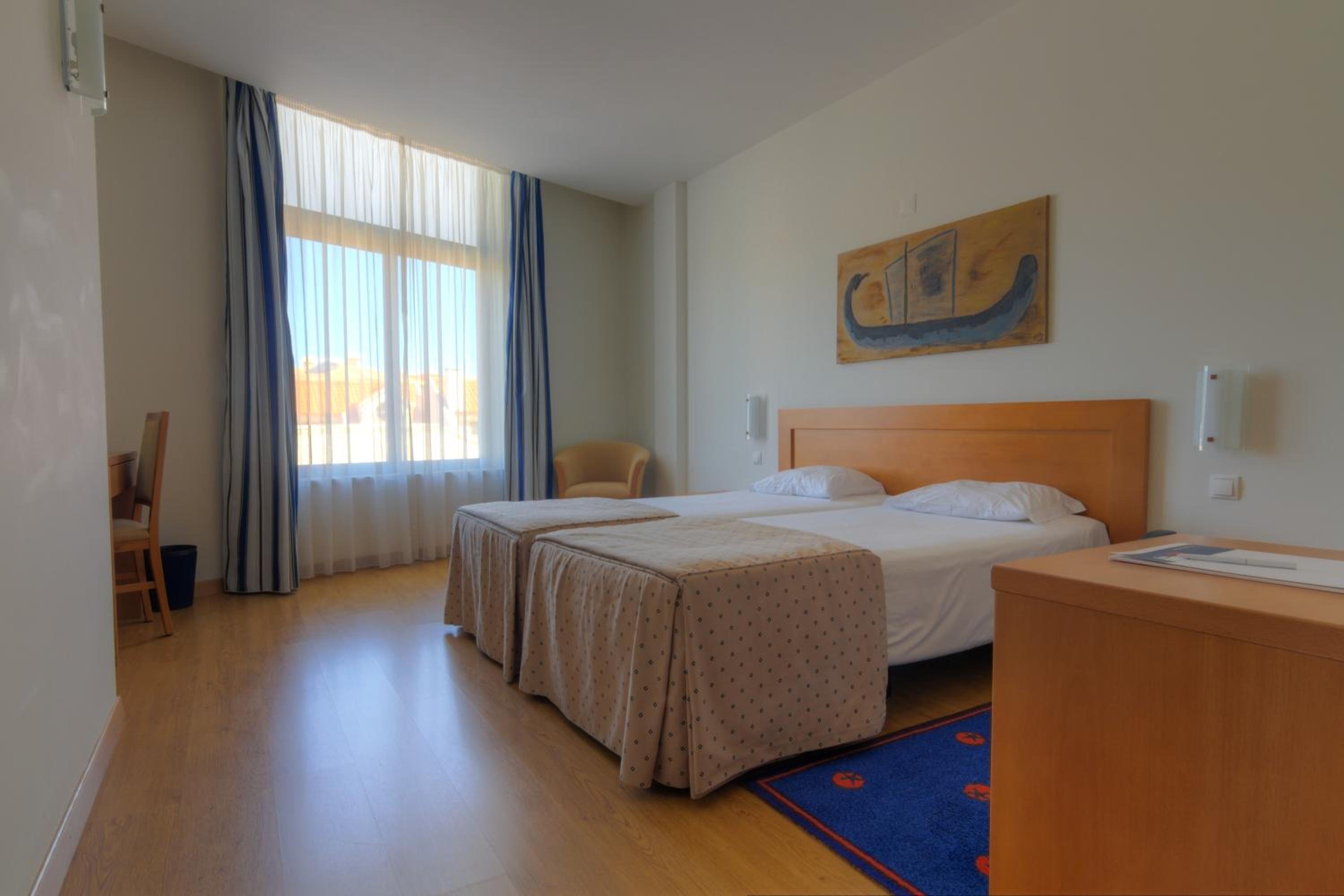 Standard Twin Room - Photo 1