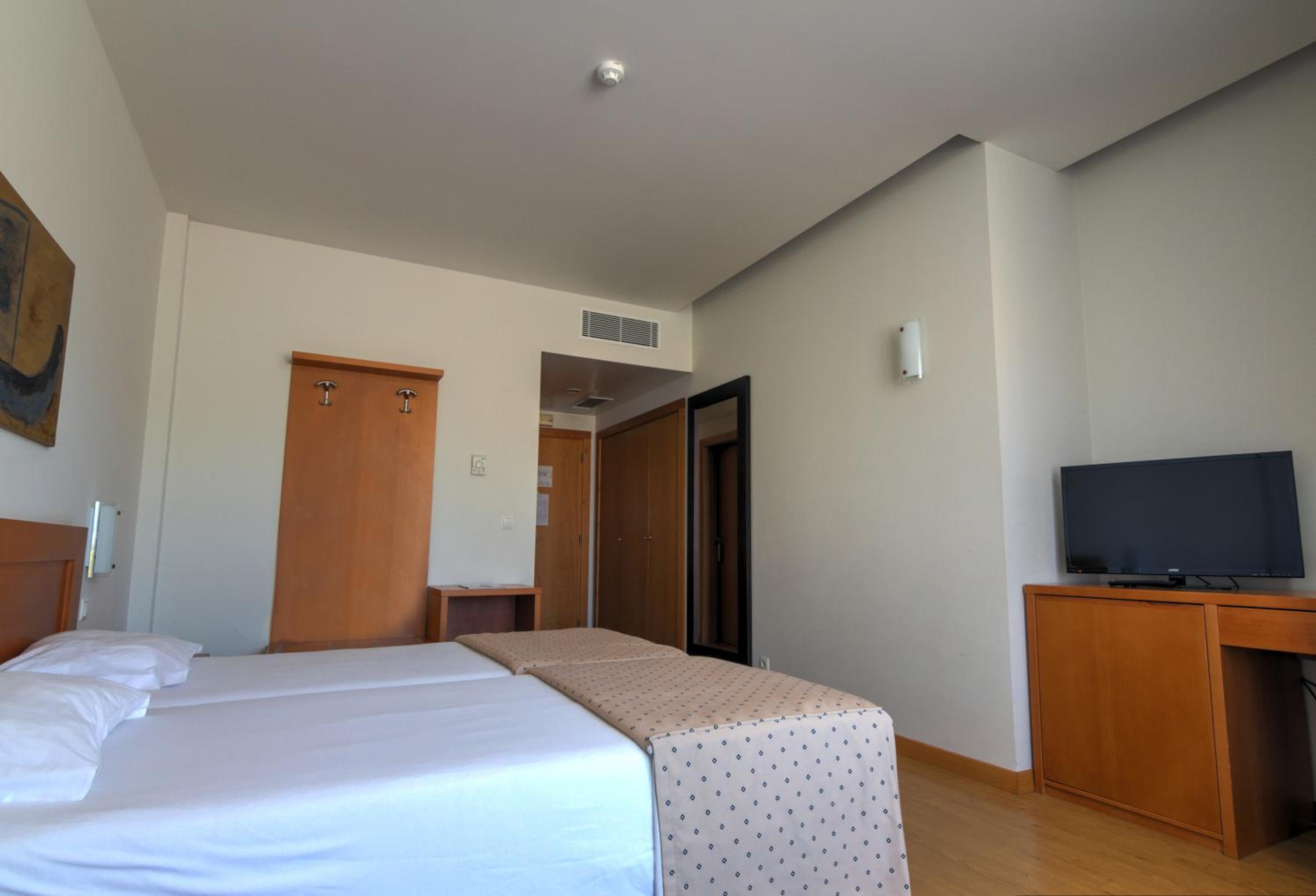 Standard Twin Room - Photo 5