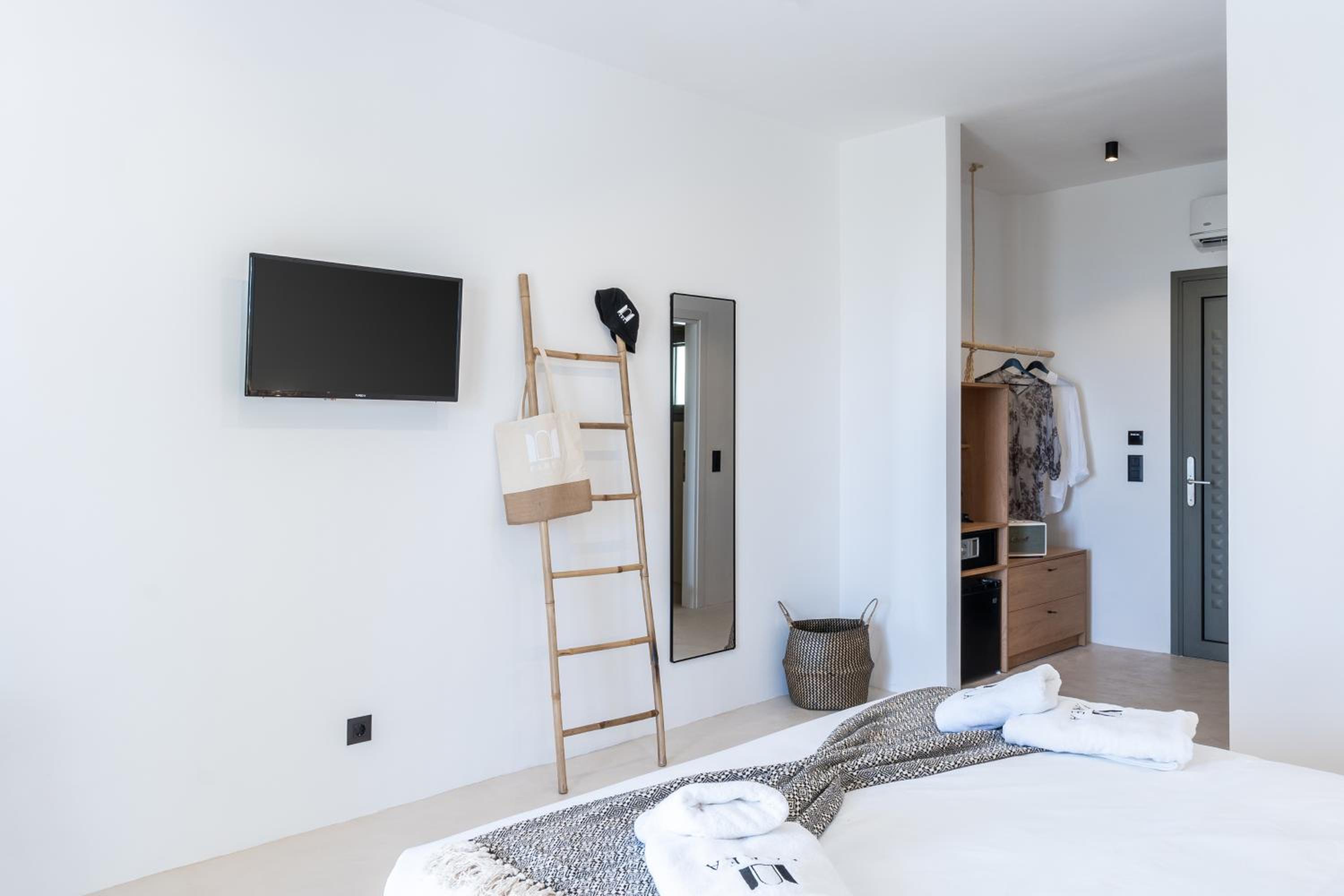 Double Room with Balcony and Sea View - Photo 4