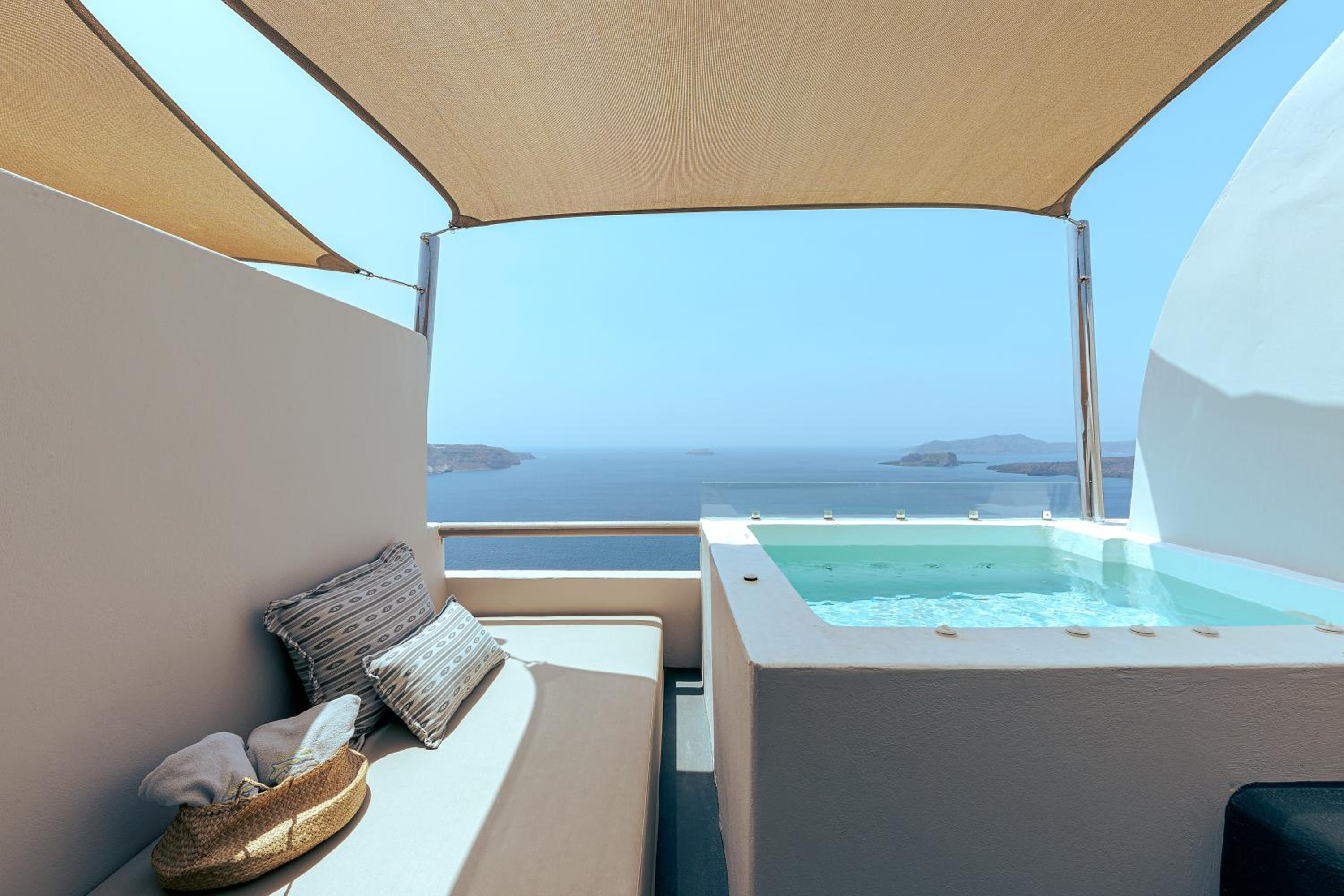 Jacuzzi Suite with Volcano View - Photo 17