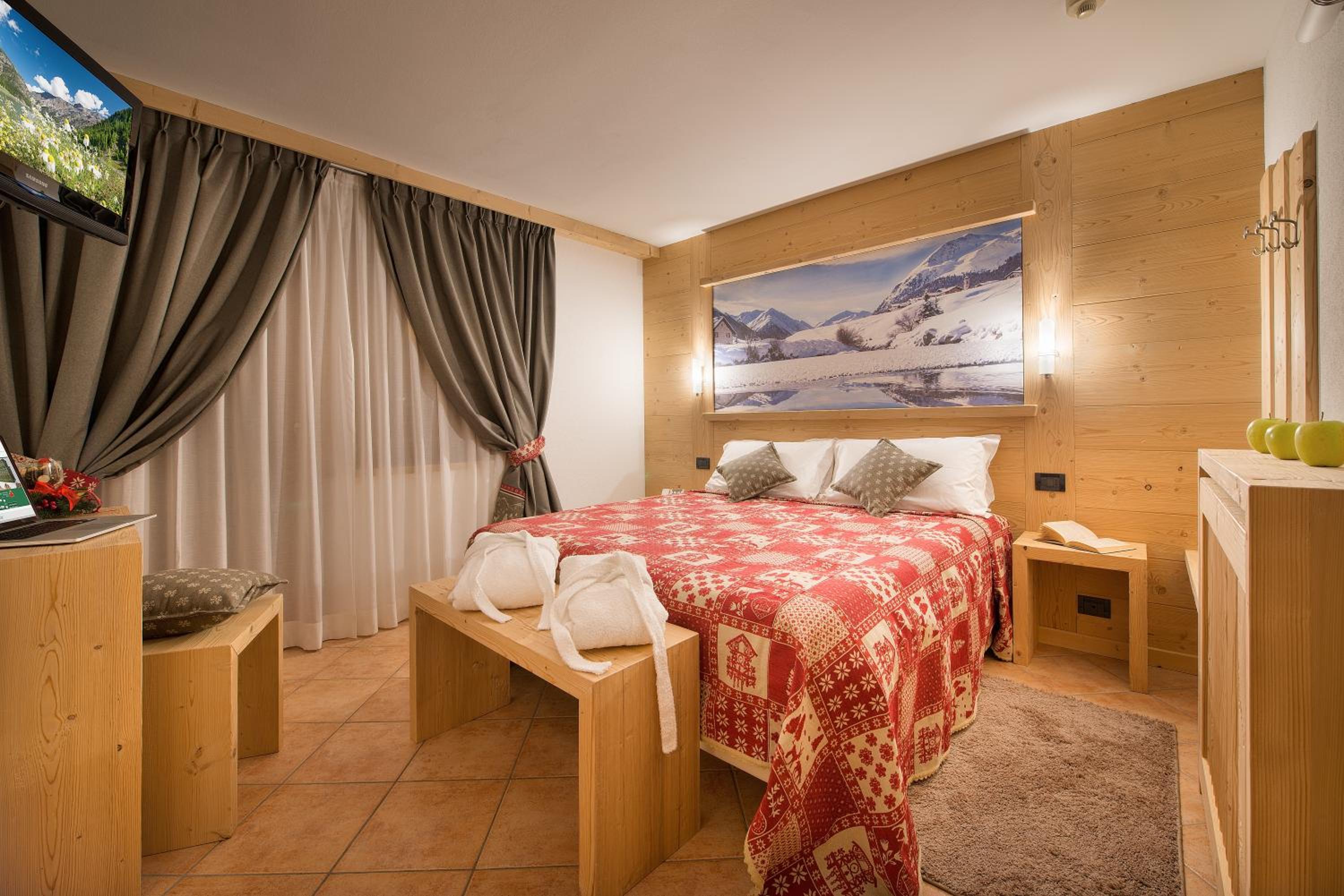 Double or Twin Room with Mountain View