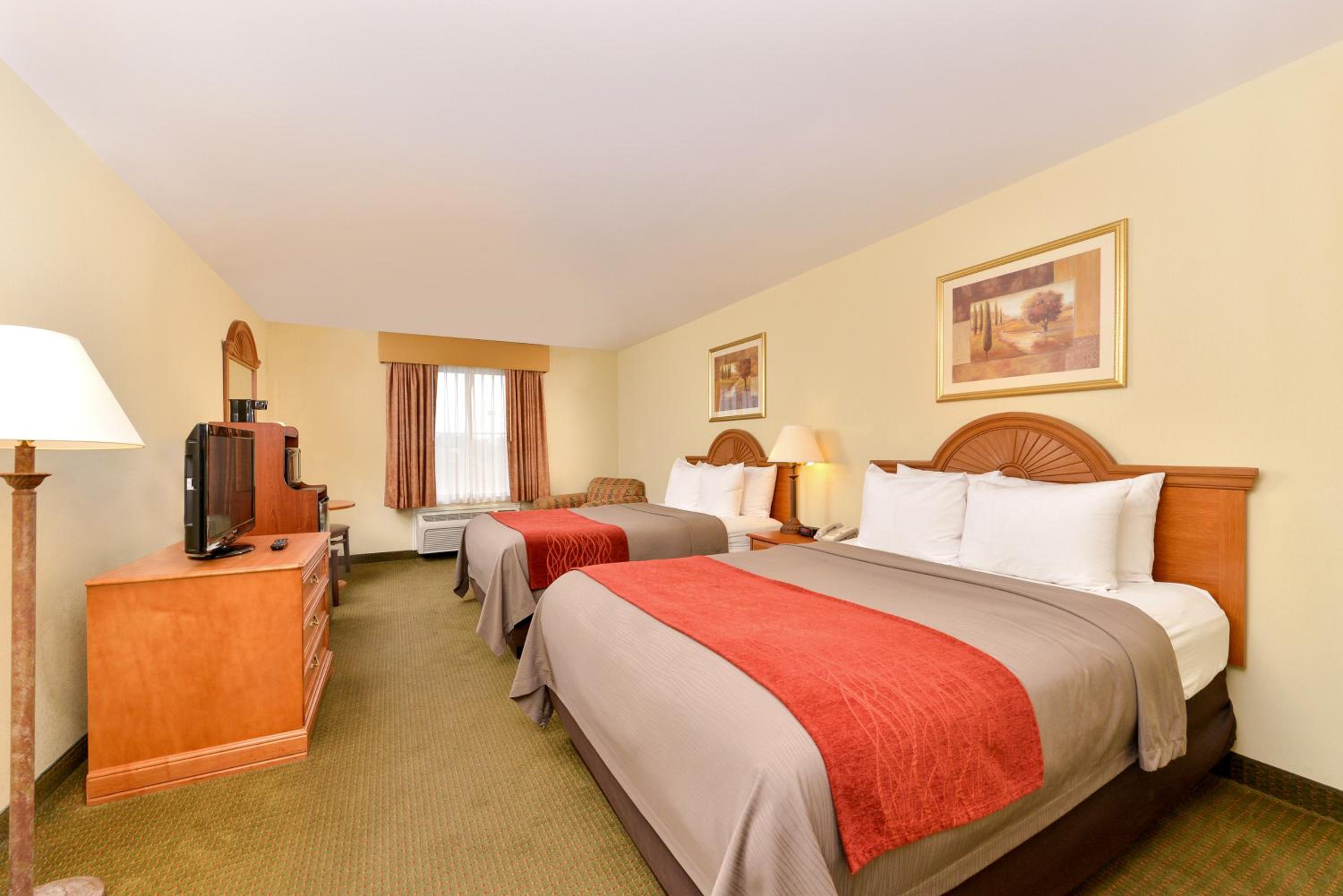 Queen Room with Two Queen Beds - Non-Smoking - Photo 2