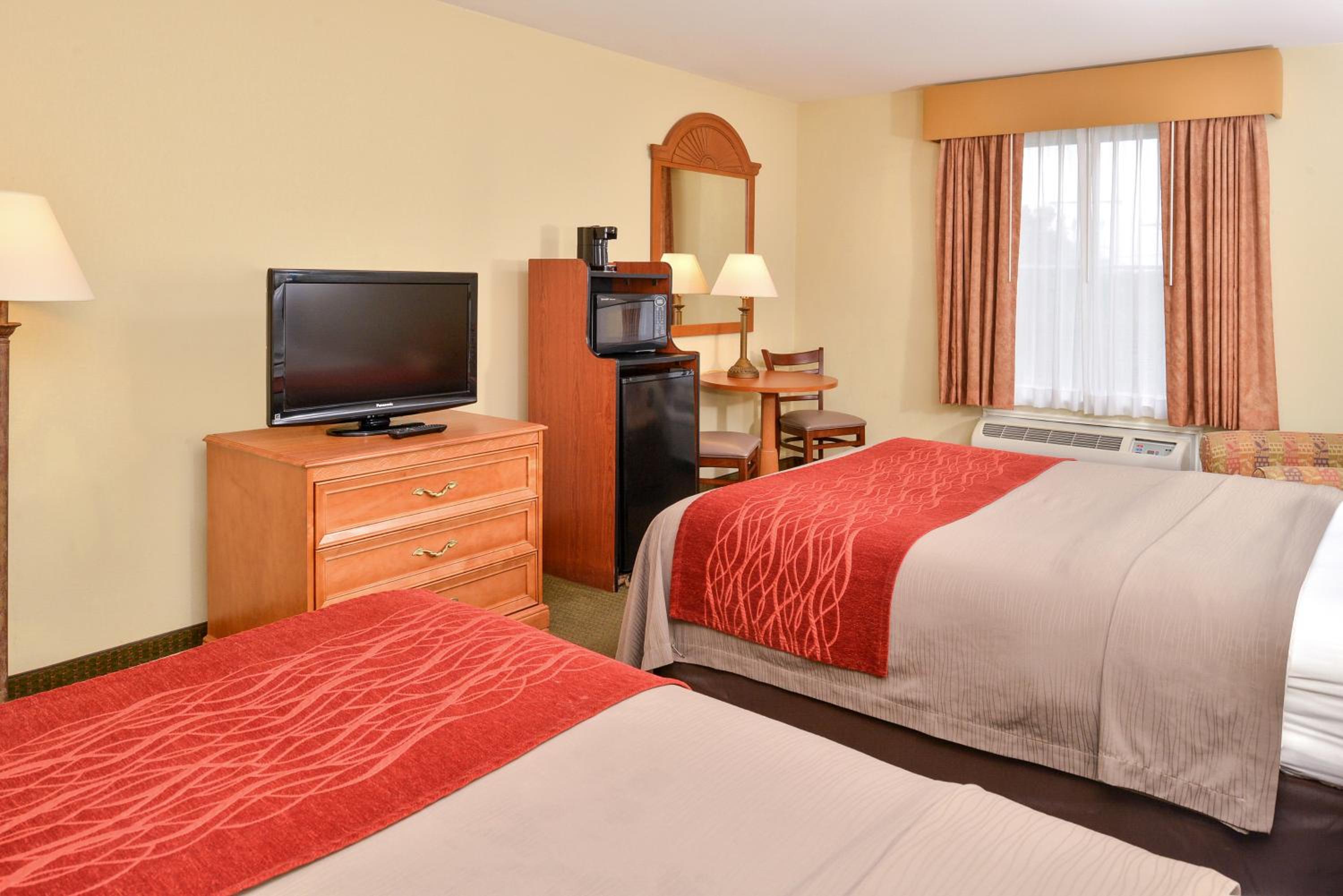 Queen Room with Two Queen Beds - Non-Smoking - Photo 5