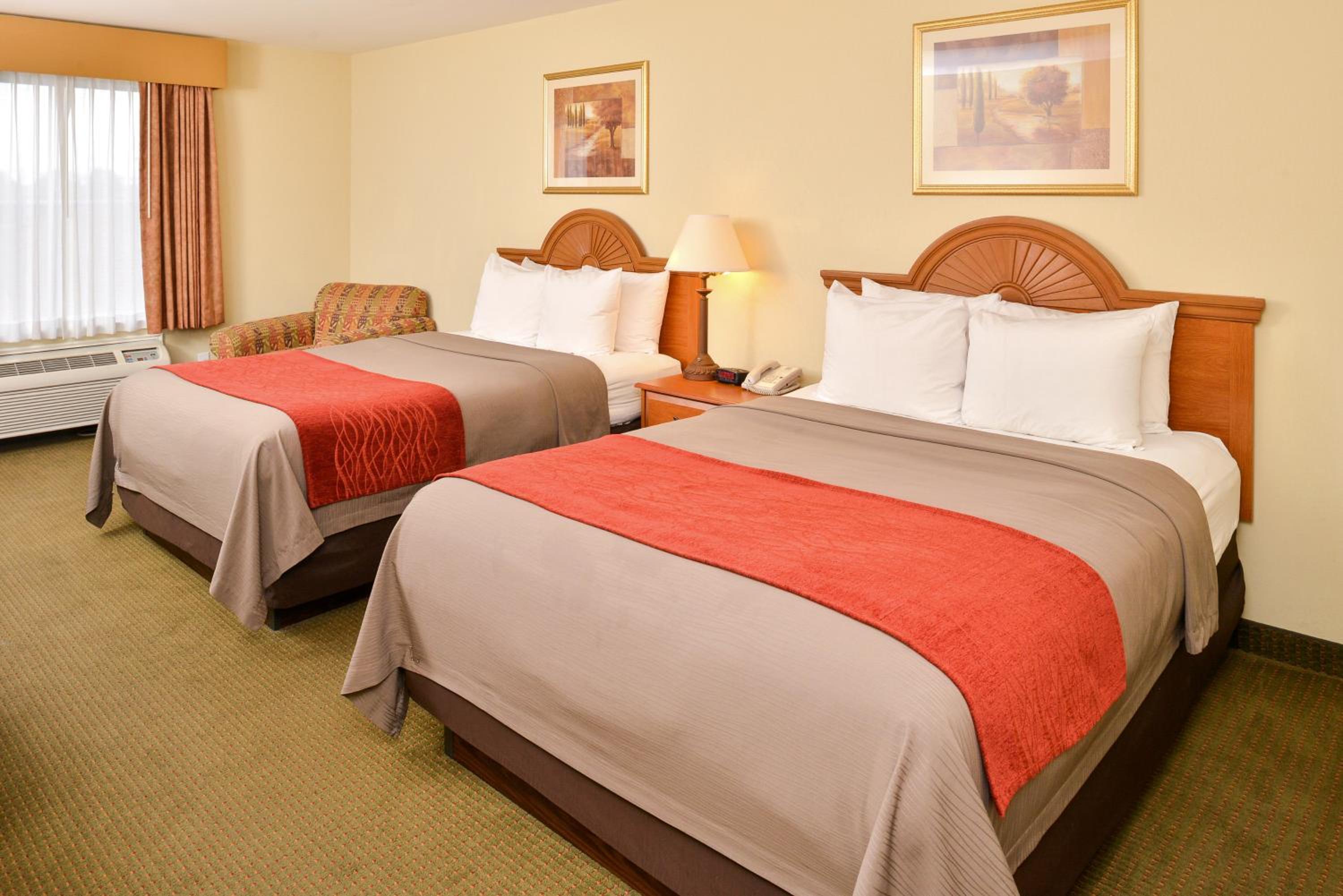 Queen Room with Two Queen Beds - Non-Smoking - Photo 3