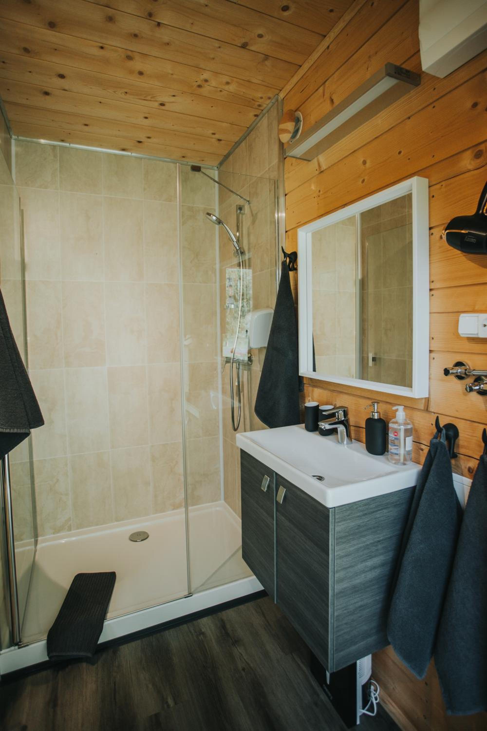 One-Bedroom House - Photo 27
