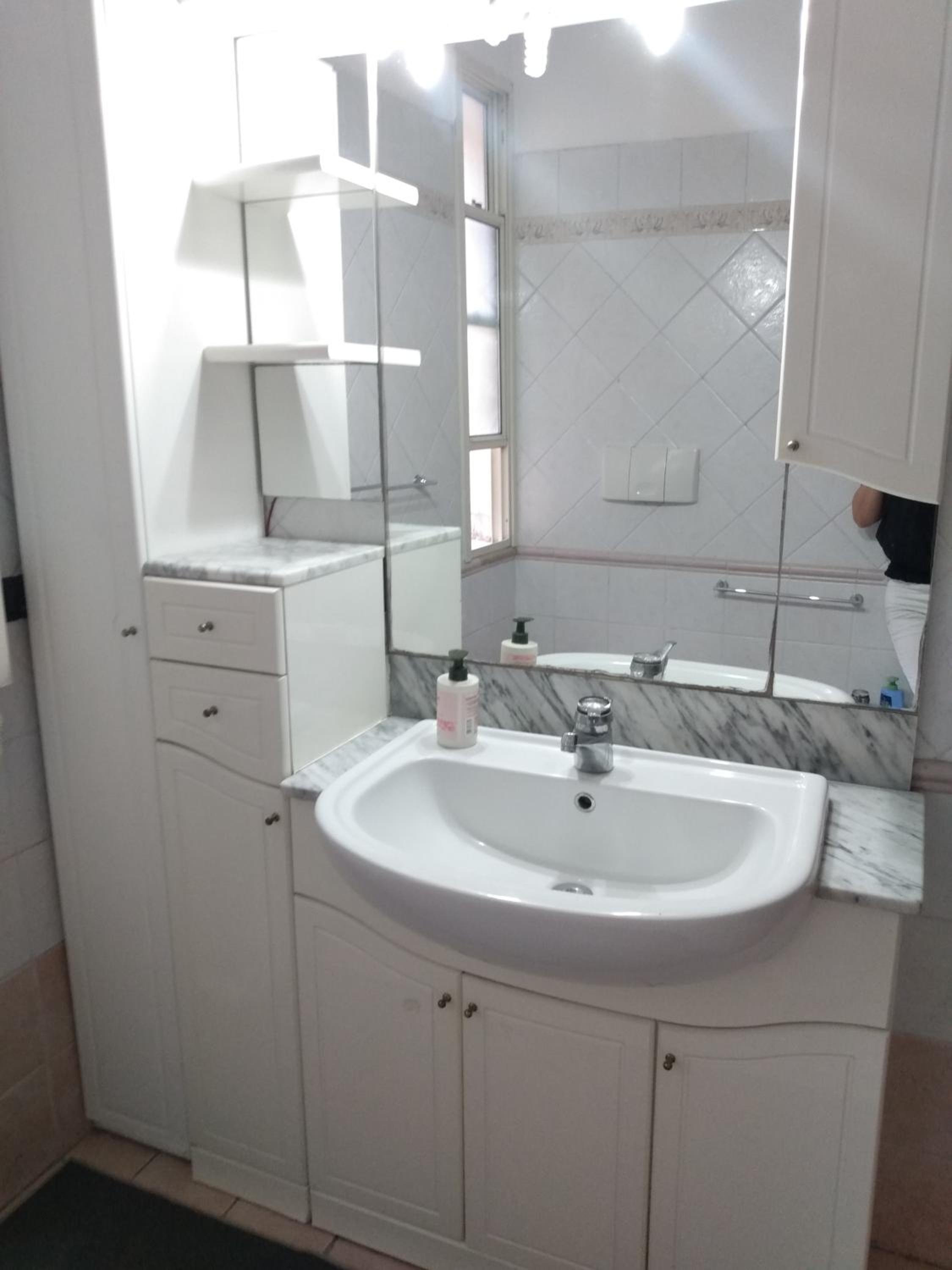 Family Room with Private Bathroom - Photo 2