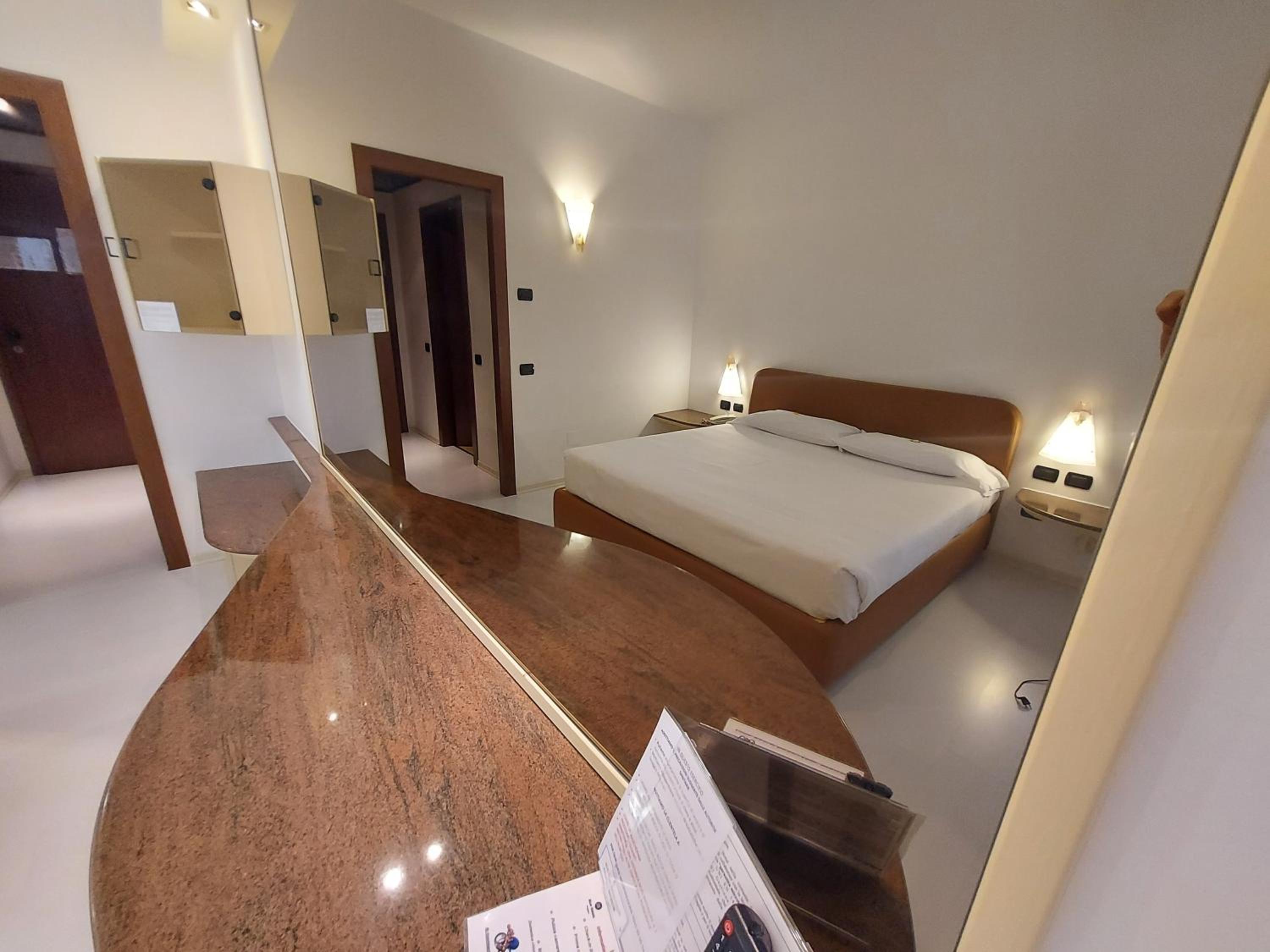 Budget Double Room - Photo 2
