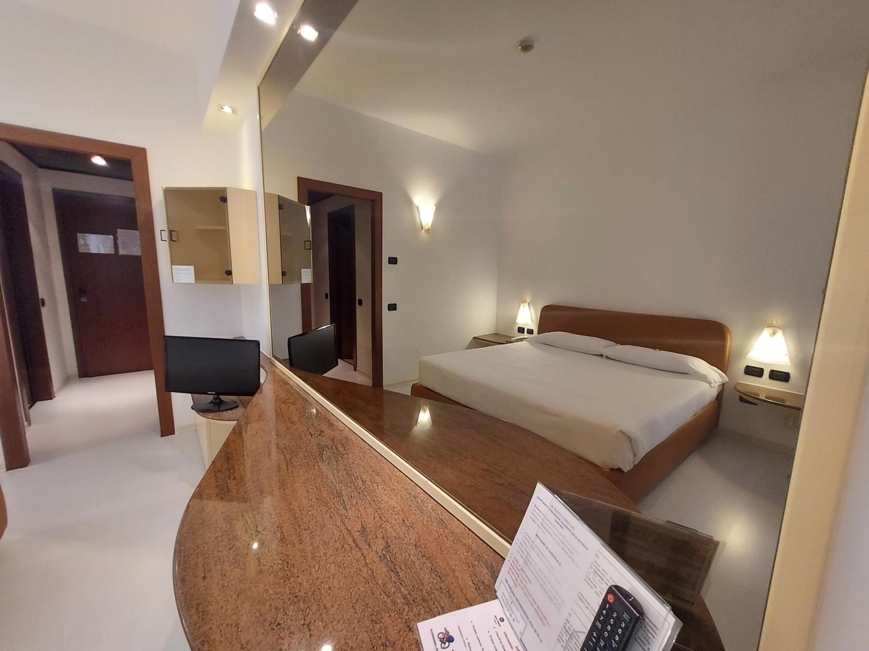 Budget Double Room - Photo 6