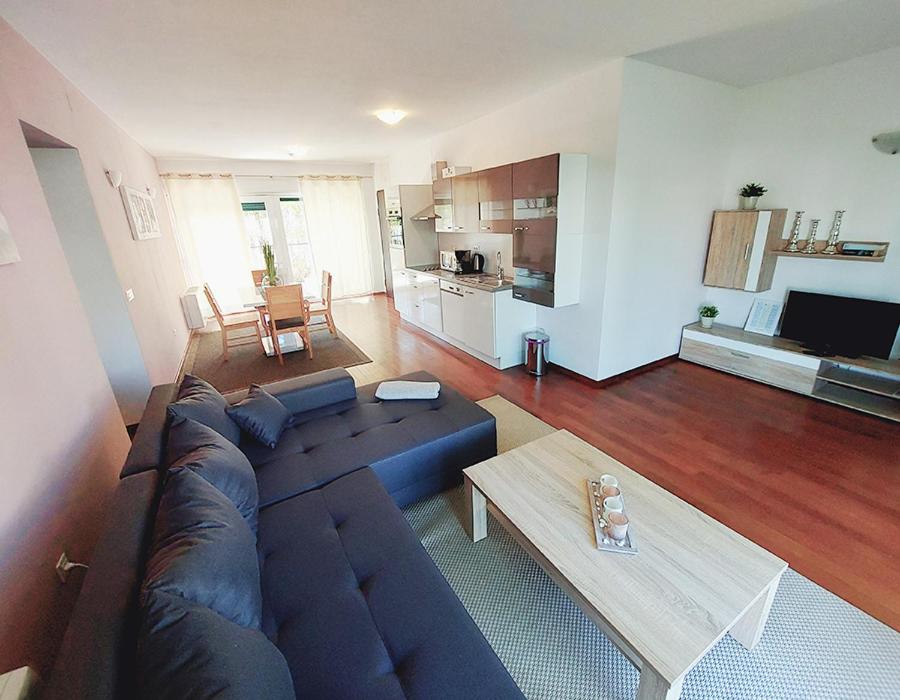 Comfort Two-Bedroom Apartment with Balcony & Sea View 