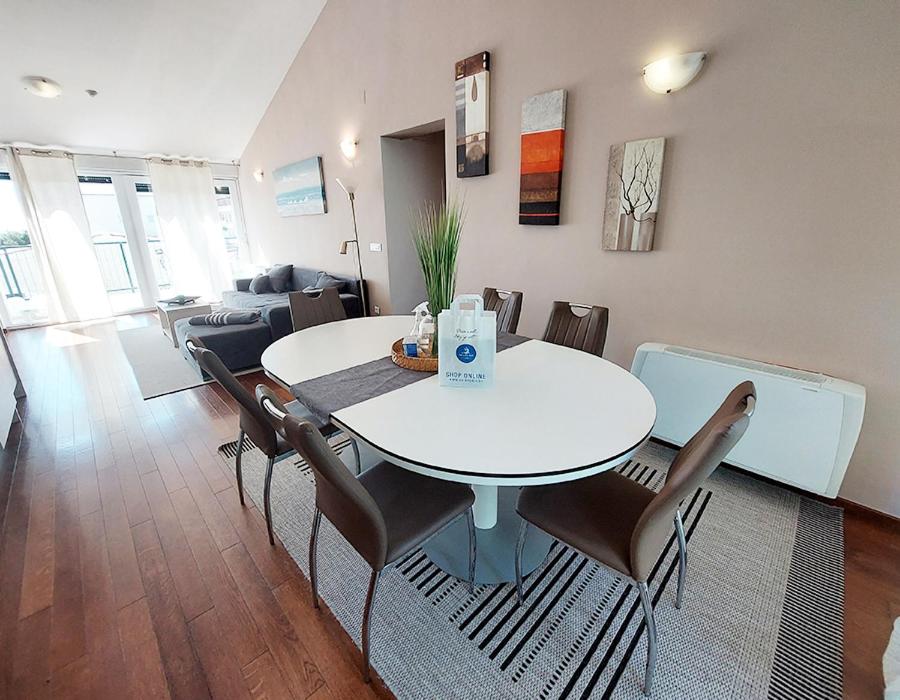 Comfort Two-Bedroom Apartment with Balcony & Sea View  photo 3