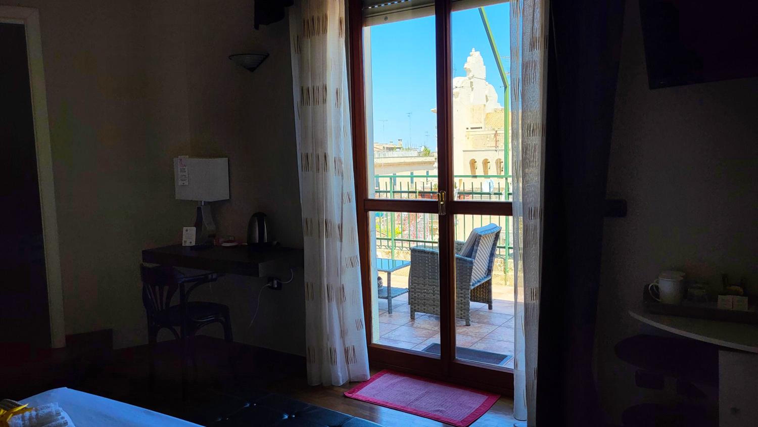 Superior King Room with Balcony photo 3