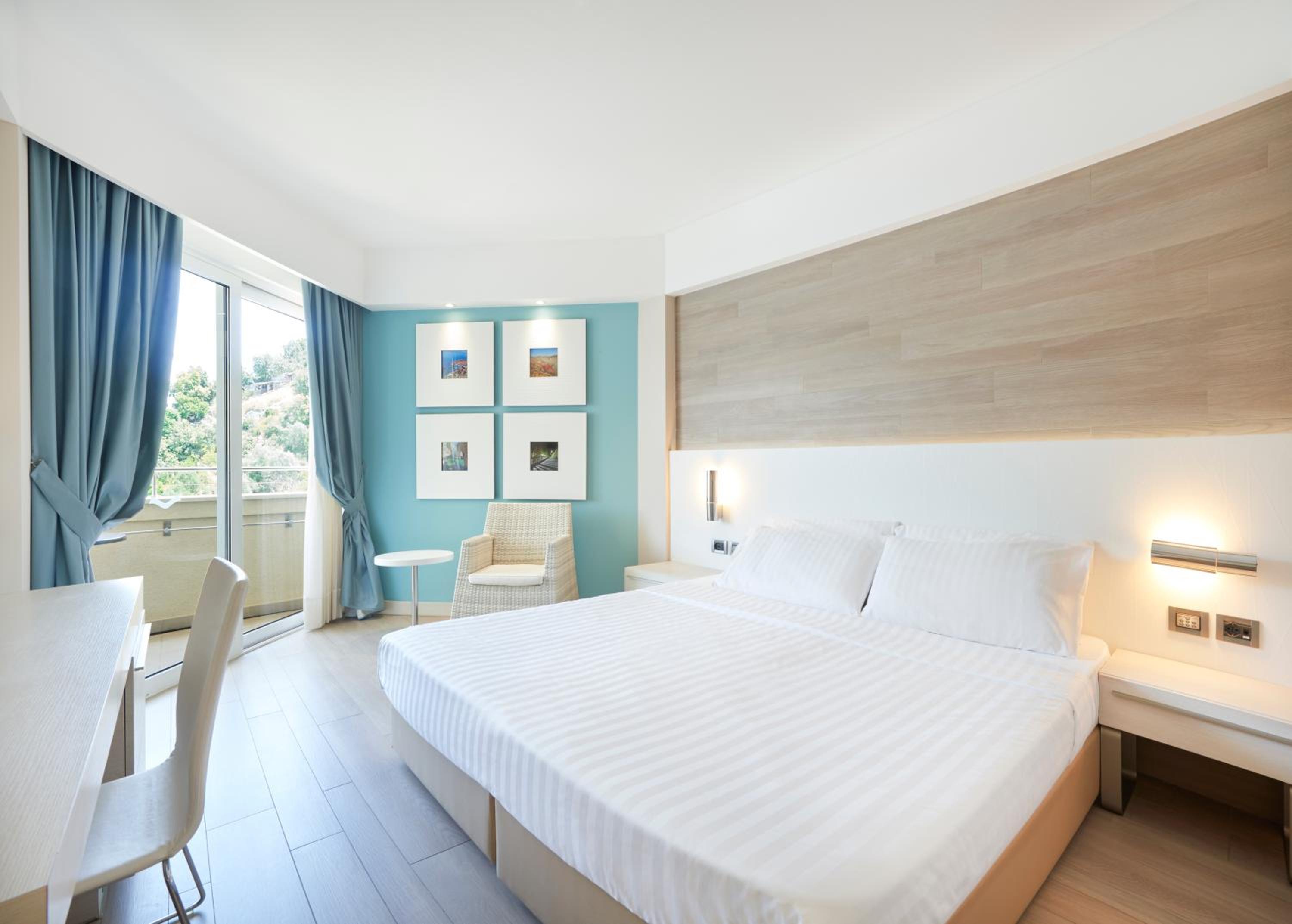 Classic Room With Side Sea View photo 2