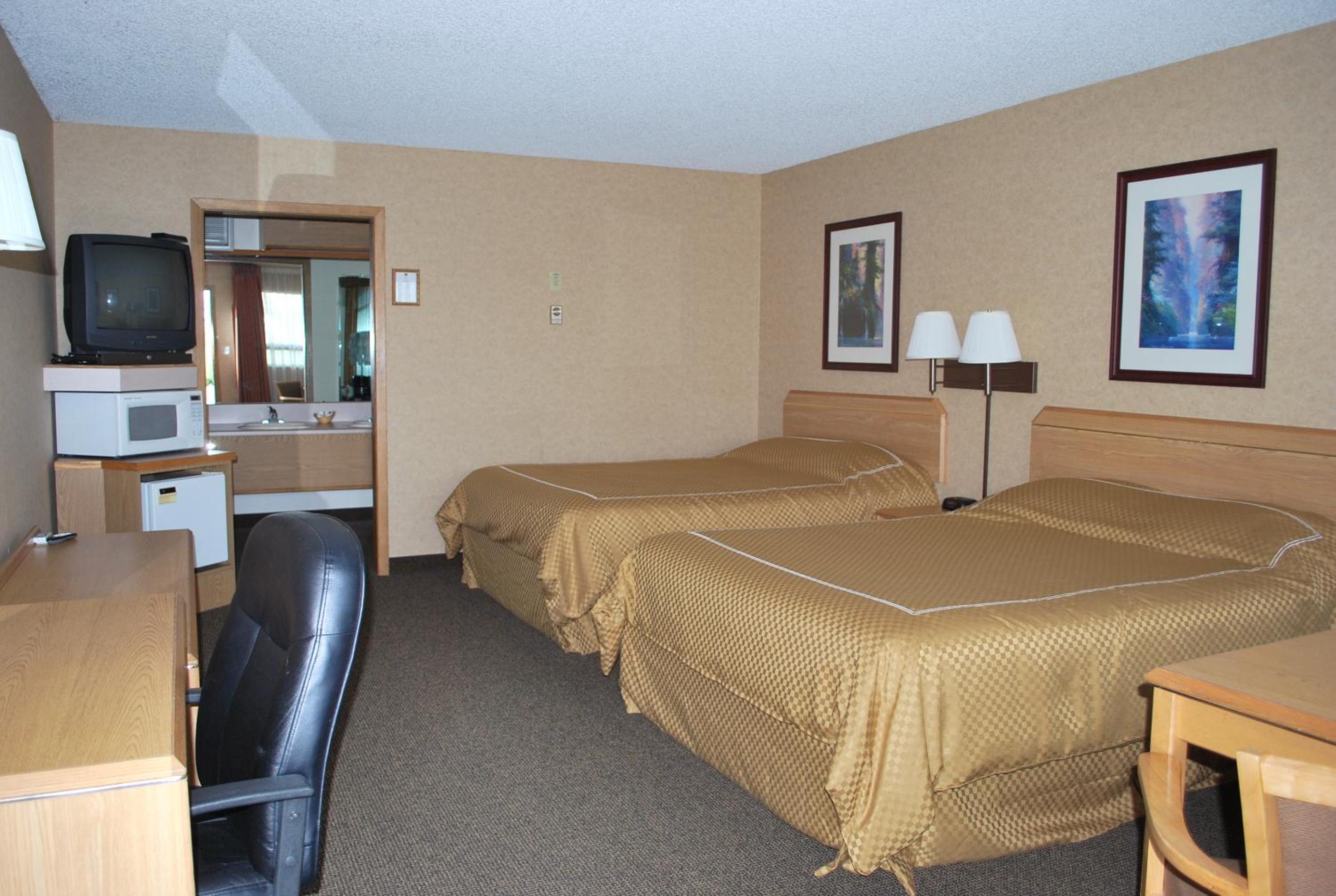 Queen Room with Two Queen Beds - Pet Friendly/Non-Smoking - Photo 2