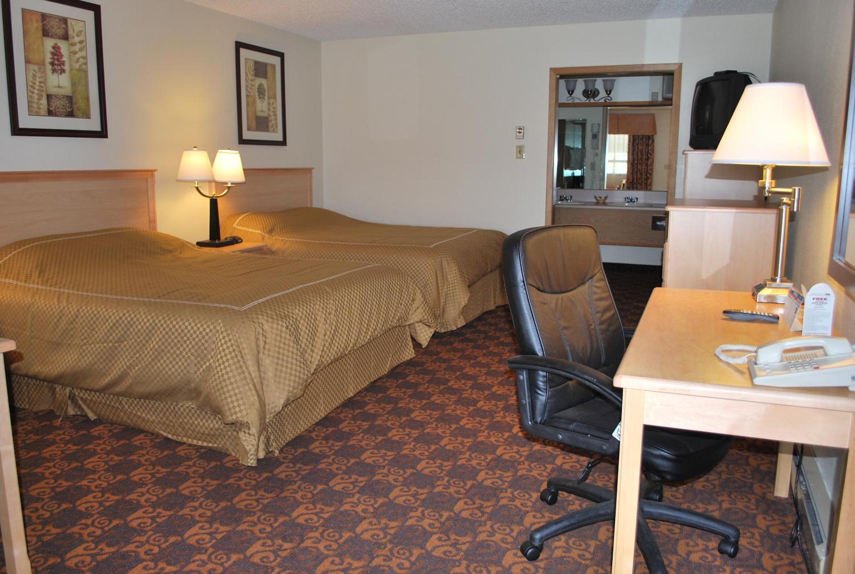 Queen Room with Two Queen Beds - Pet Friendly/Non-Smoking - Photo 3